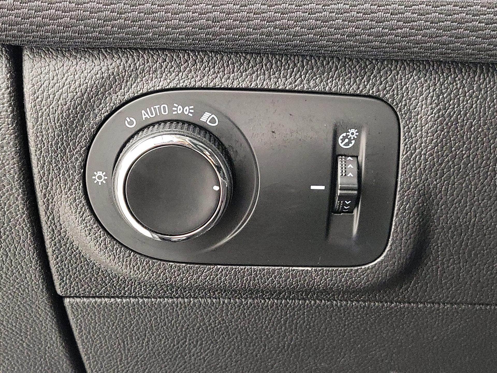 Thumbnail: 2017 Chevrolet Cruze - 13