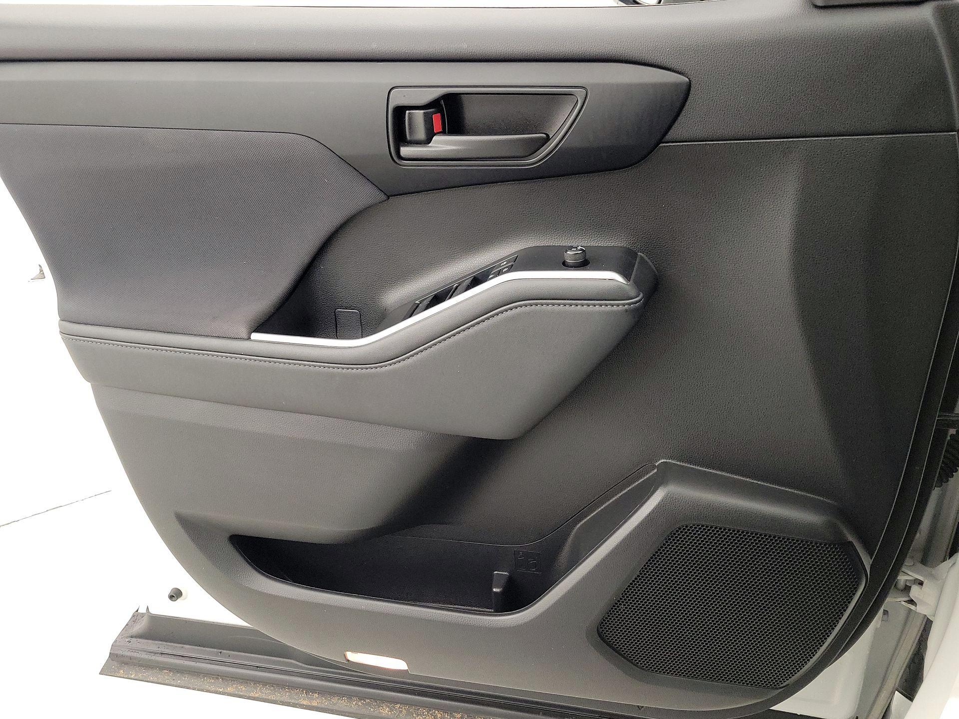 Thumbnail: 2022 Toyota Highlander - 12