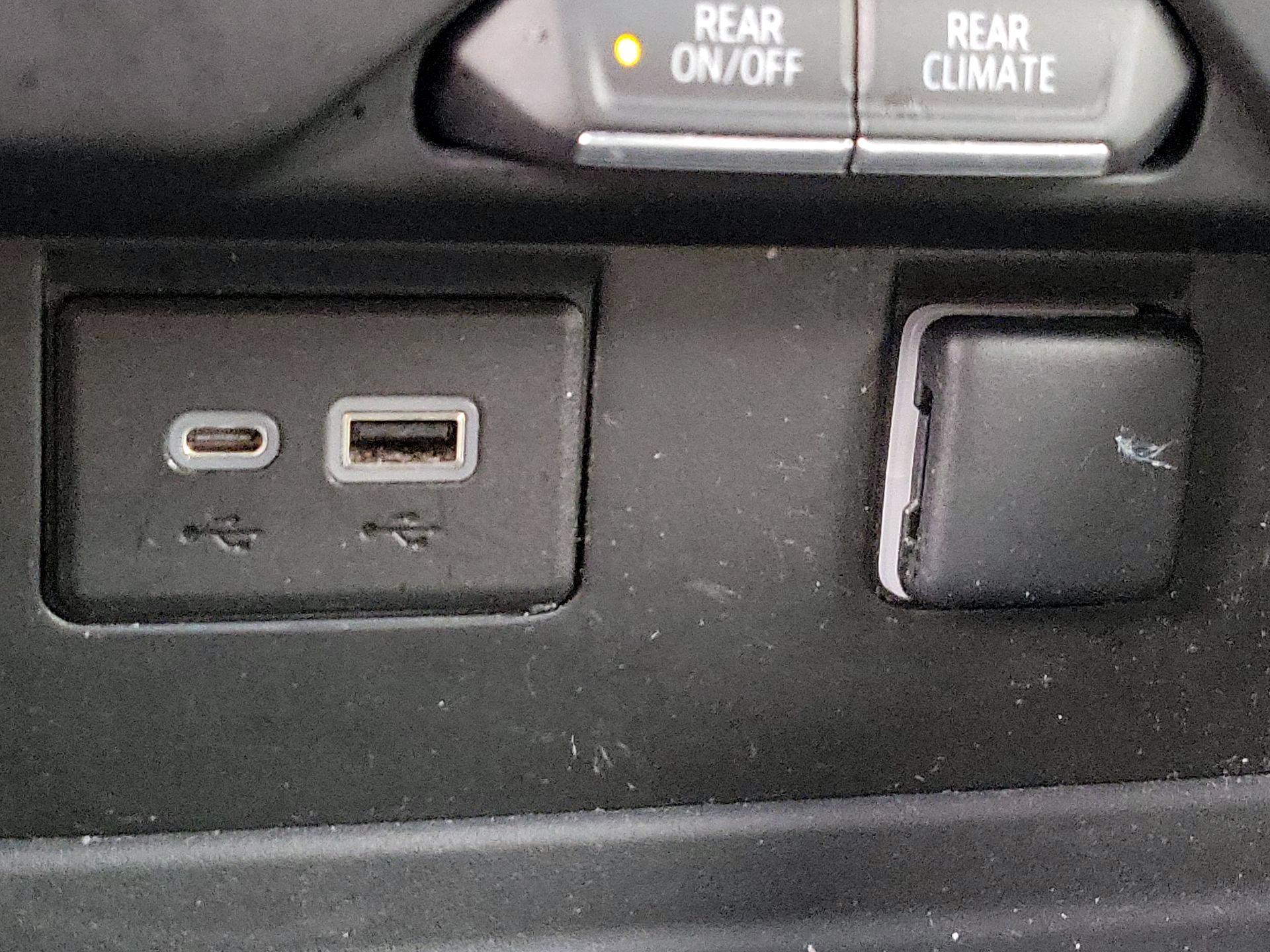 Thumbnail: 2022 GMC Yukon XL - 18