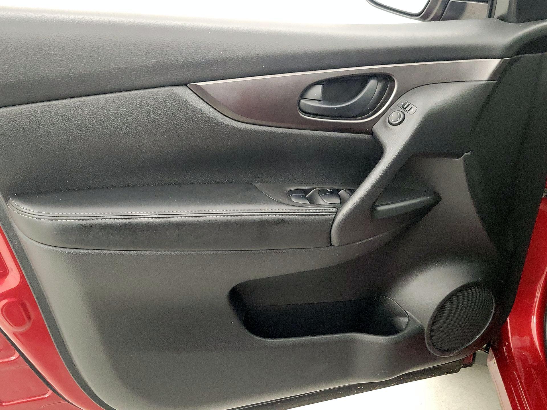 Thumbnail: 2019 Nissan Rogue Sport - 12