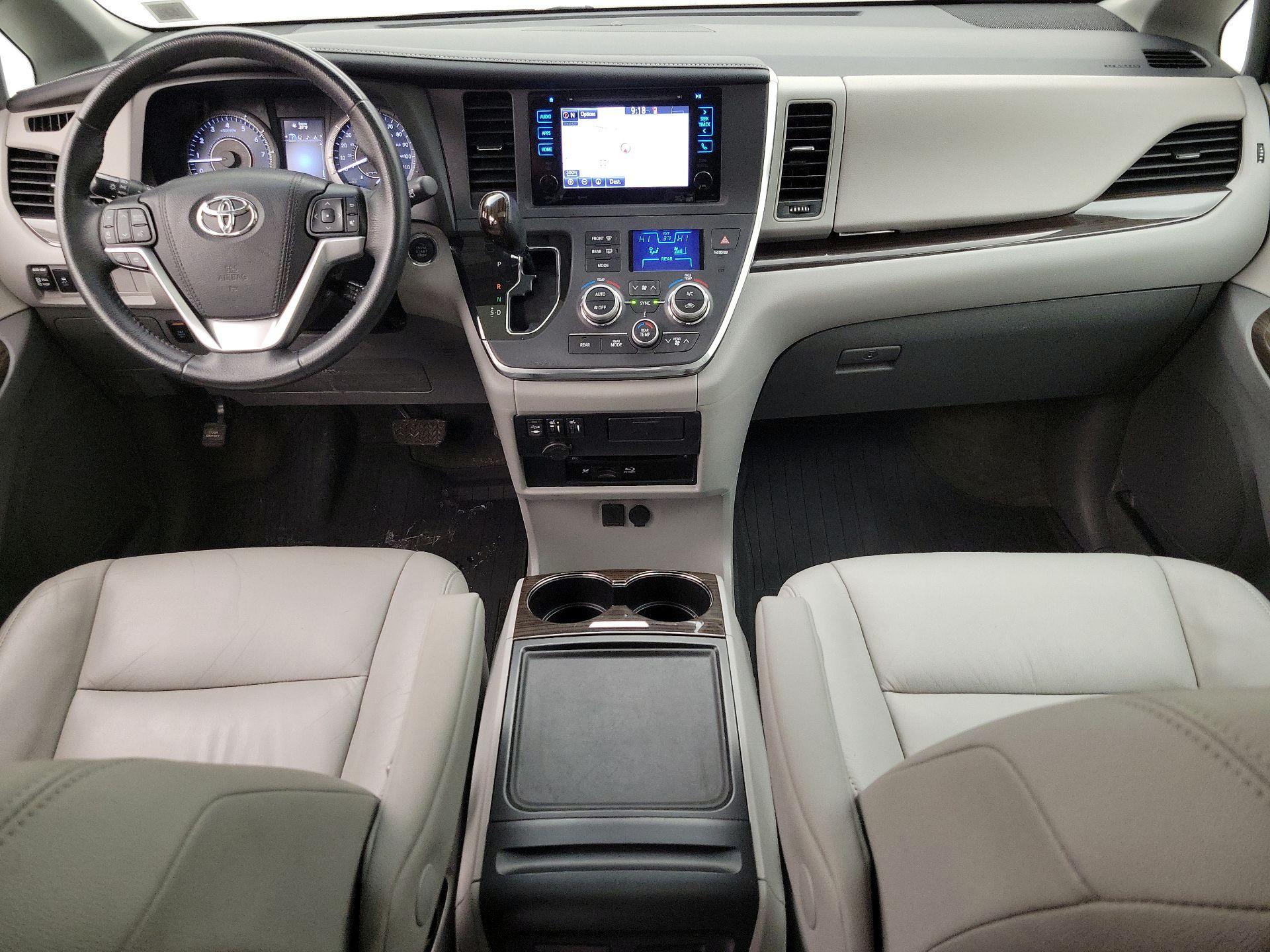 Thumbnail: 2017 Toyota Sienna - 9