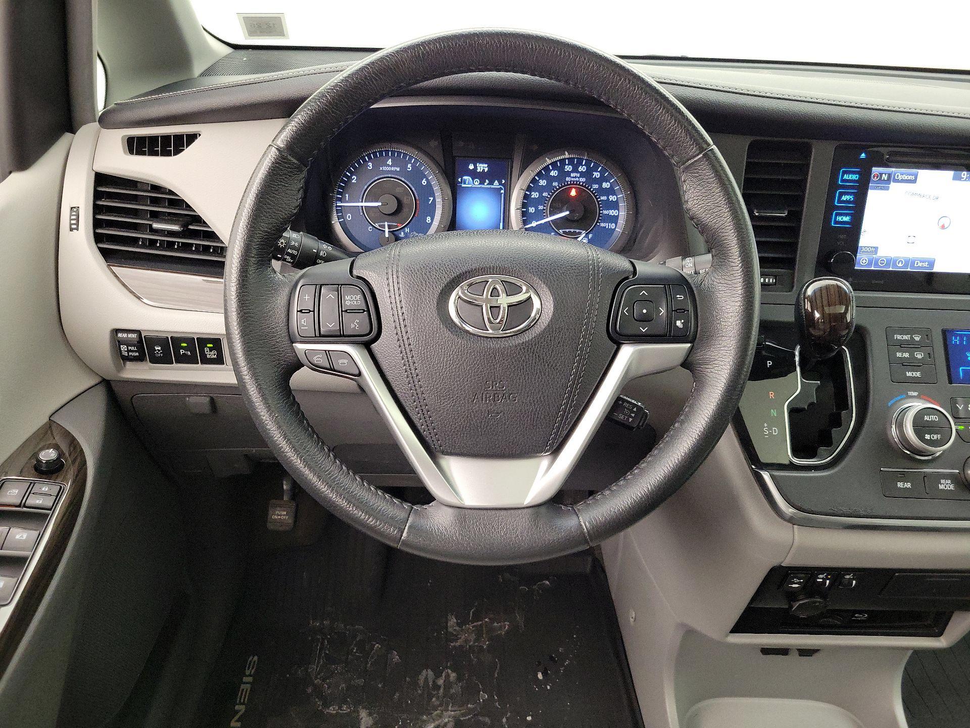 Thumbnail: 2017 Toyota Sienna - 10