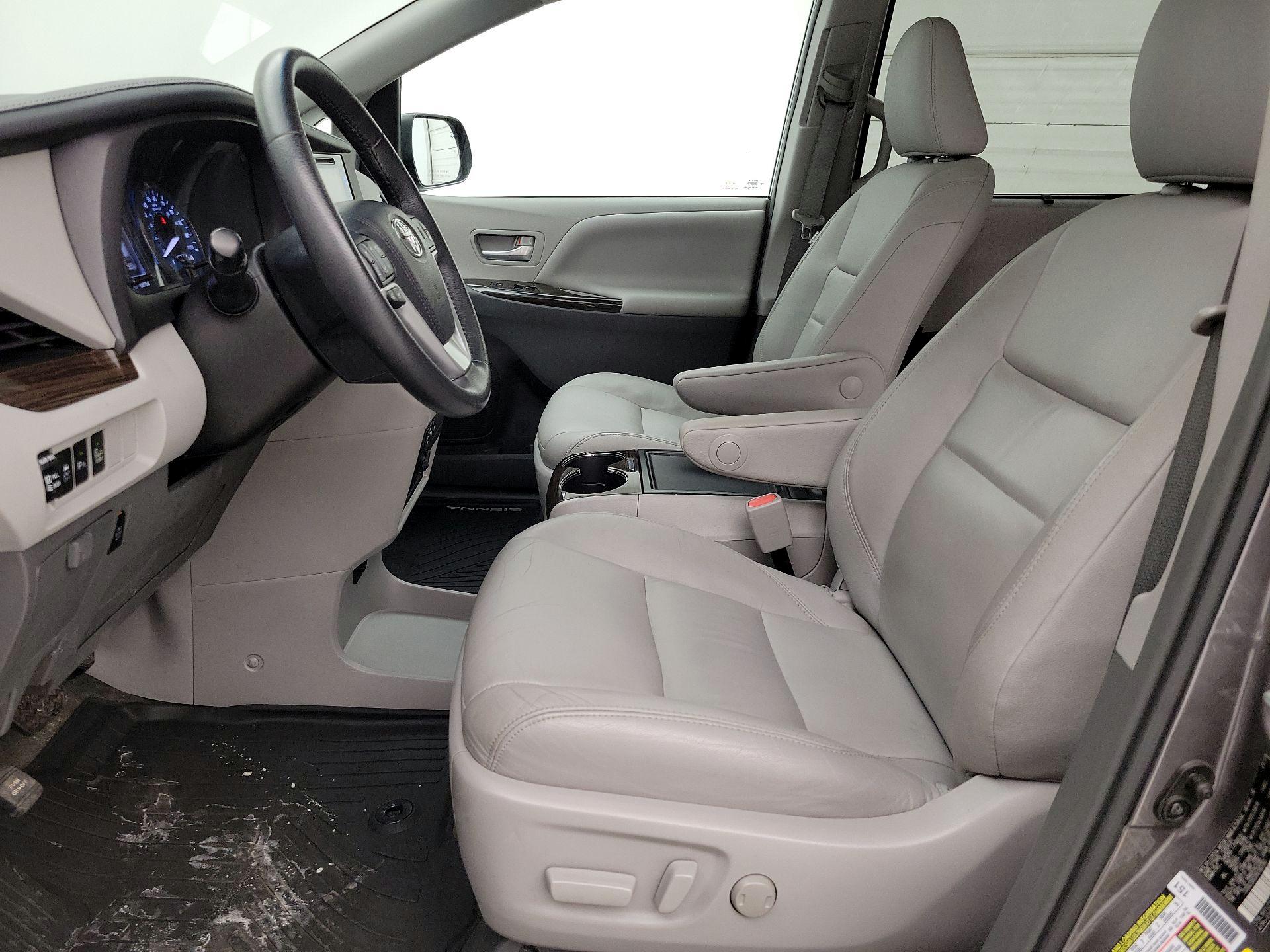 Thumbnail: 2017 Toyota Sienna - 11