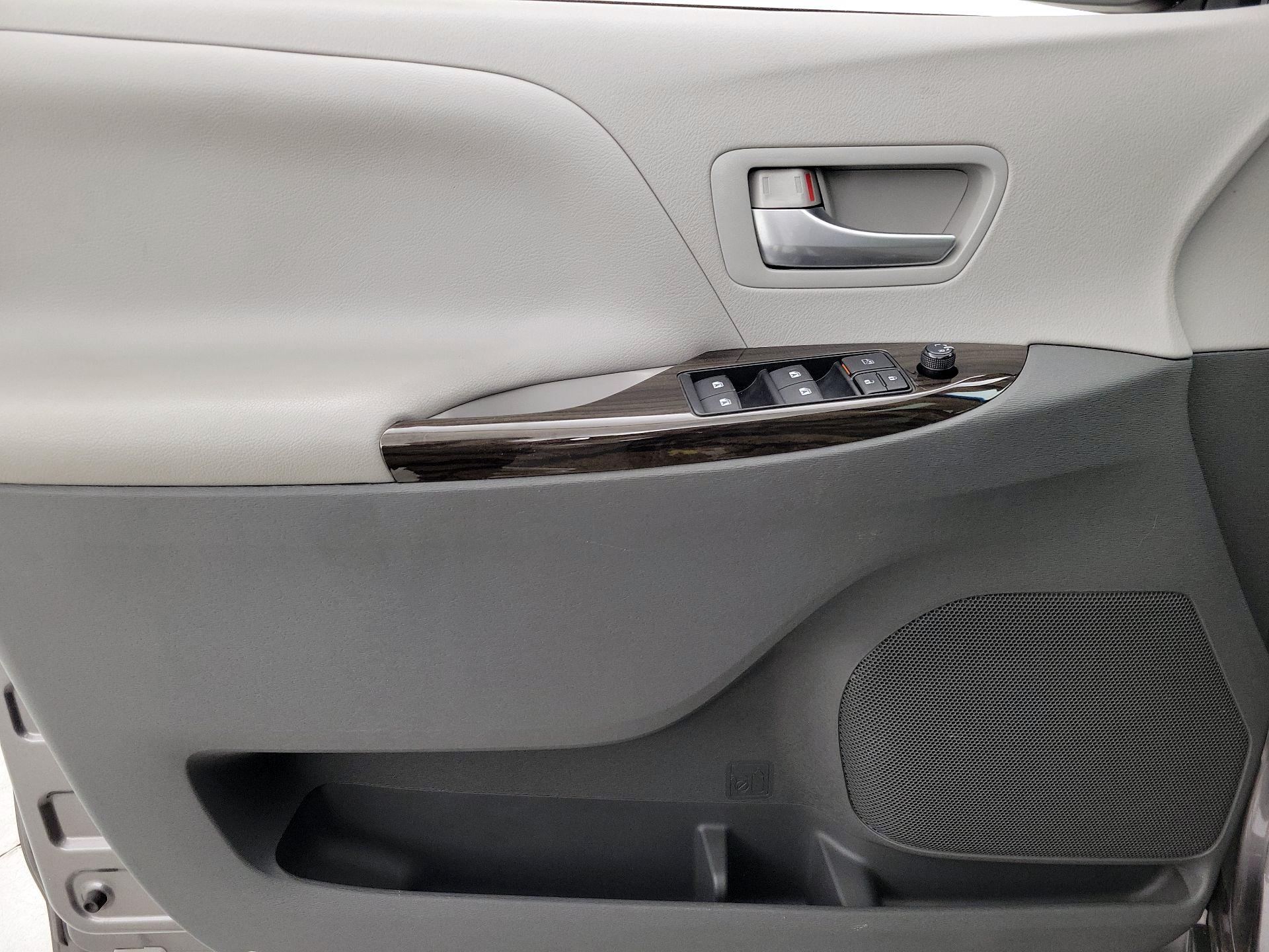 Thumbnail: 2017 Toyota Sienna - 12