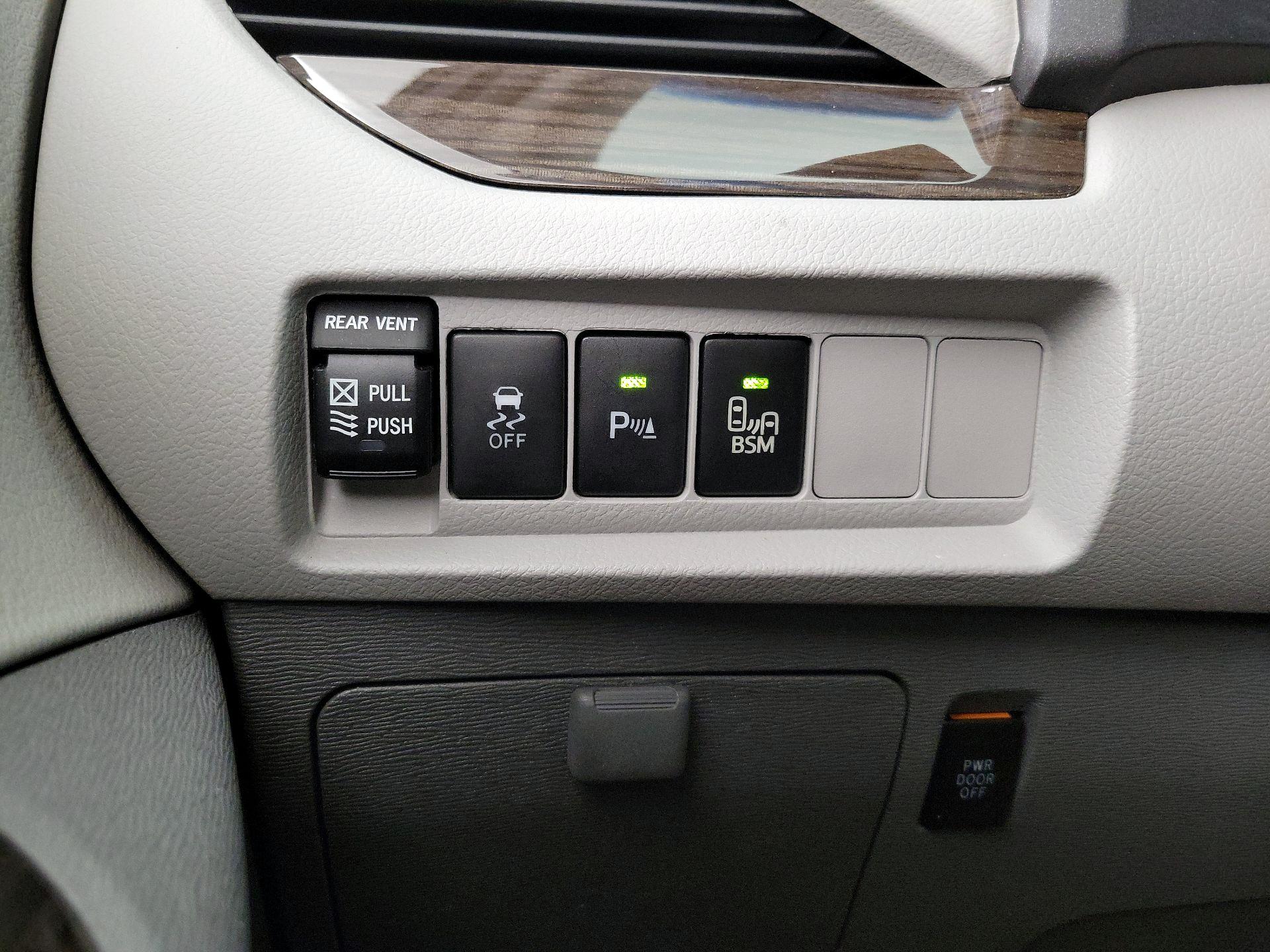 Thumbnail: 2017 Toyota Sienna - 13