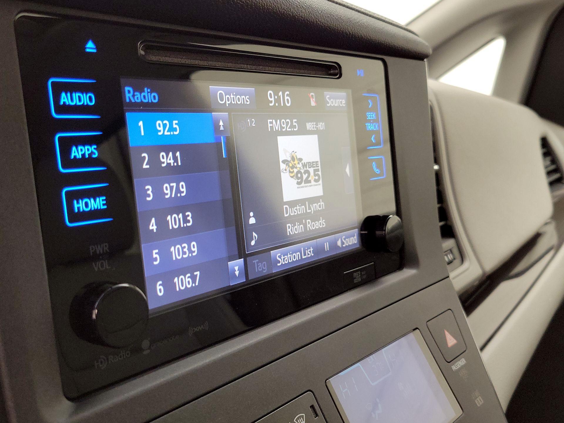 Thumbnail: 2017 Toyota Sienna - 16