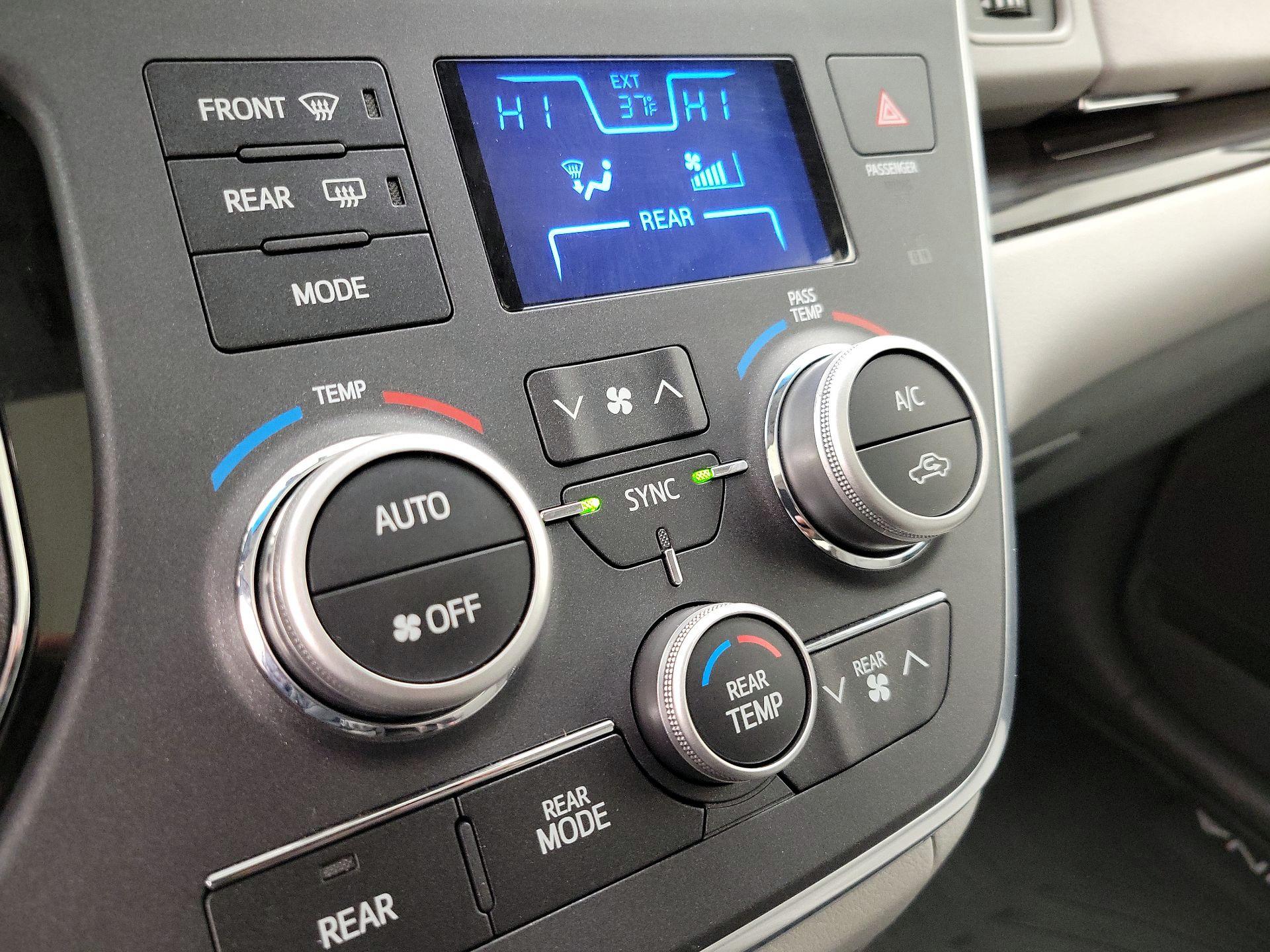 Thumbnail: 2017 Toyota Sienna - 17