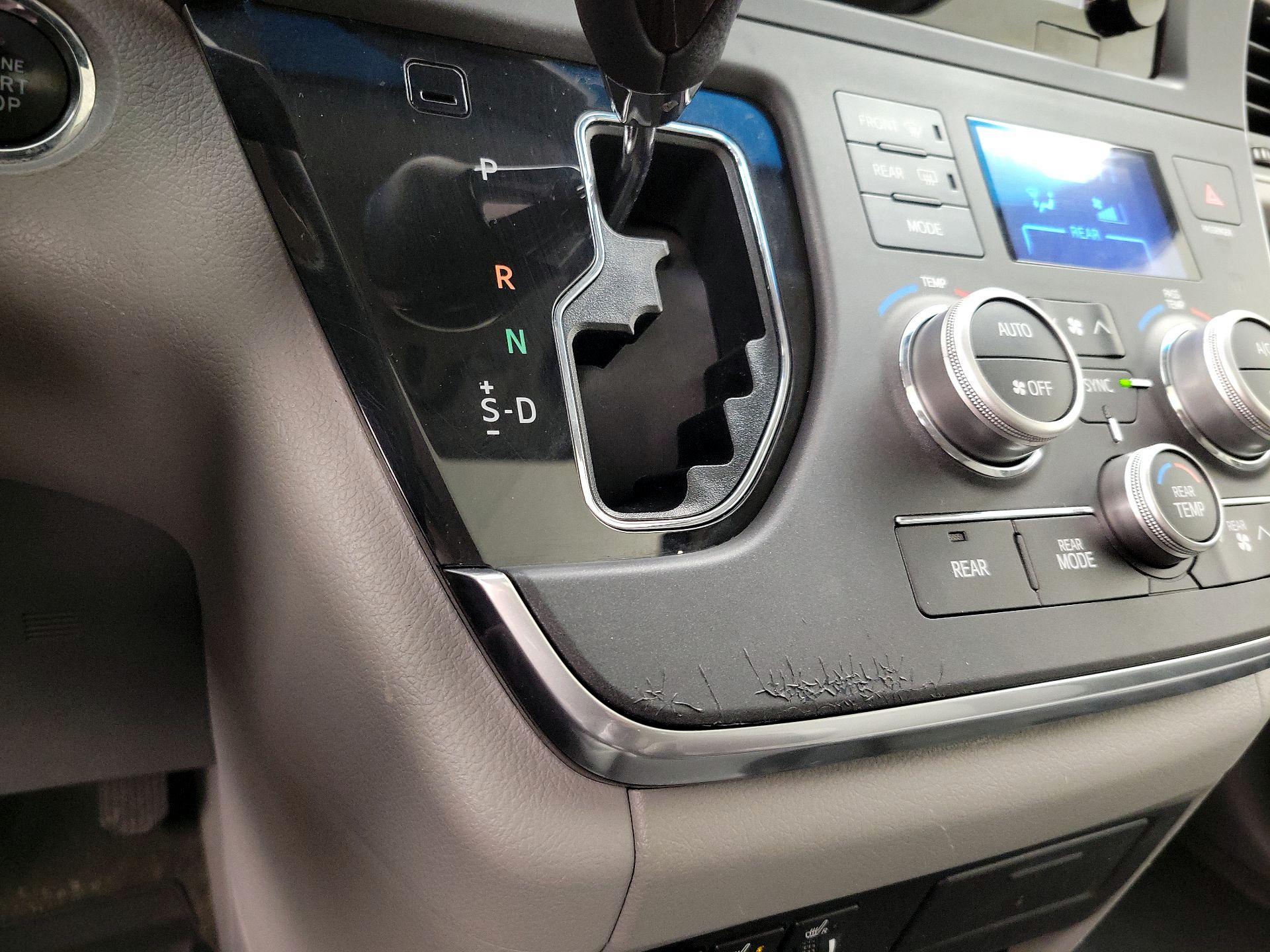 Thumbnail: 2017 Toyota Sienna - 18