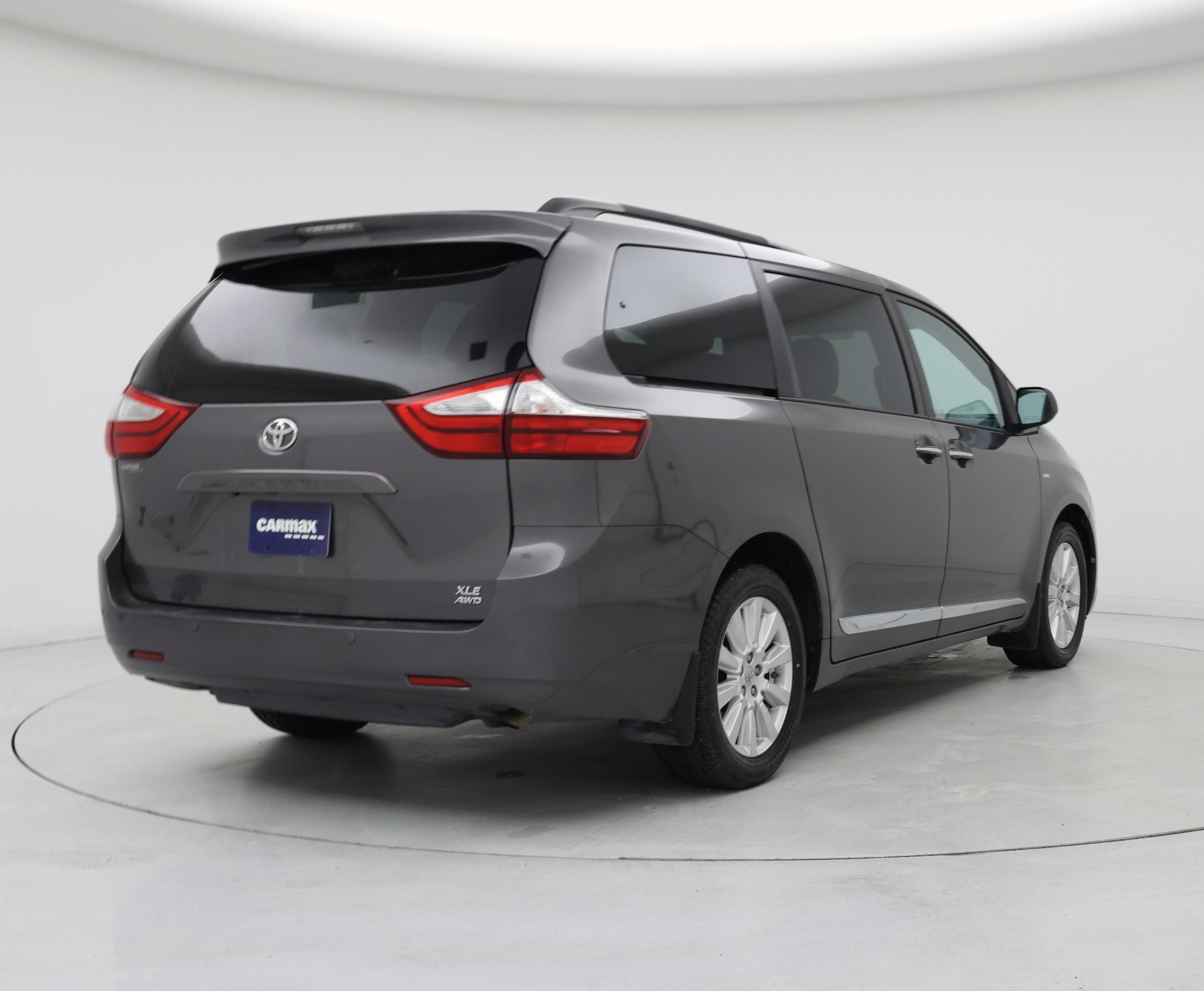 Thumbnail: 2017 Toyota Sienna - 8