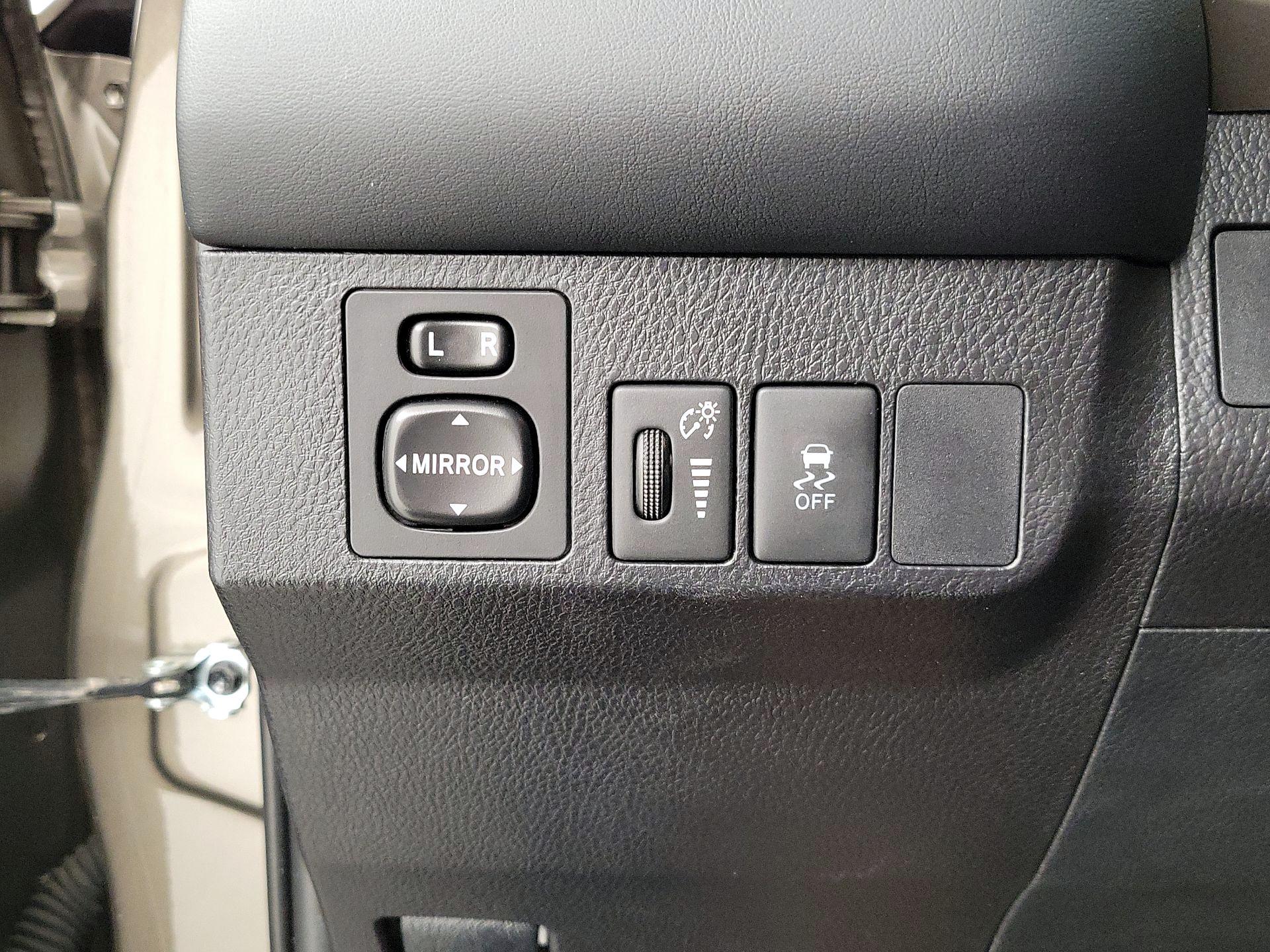 Thumbnail: 2015 Toyota RAV4 - 13