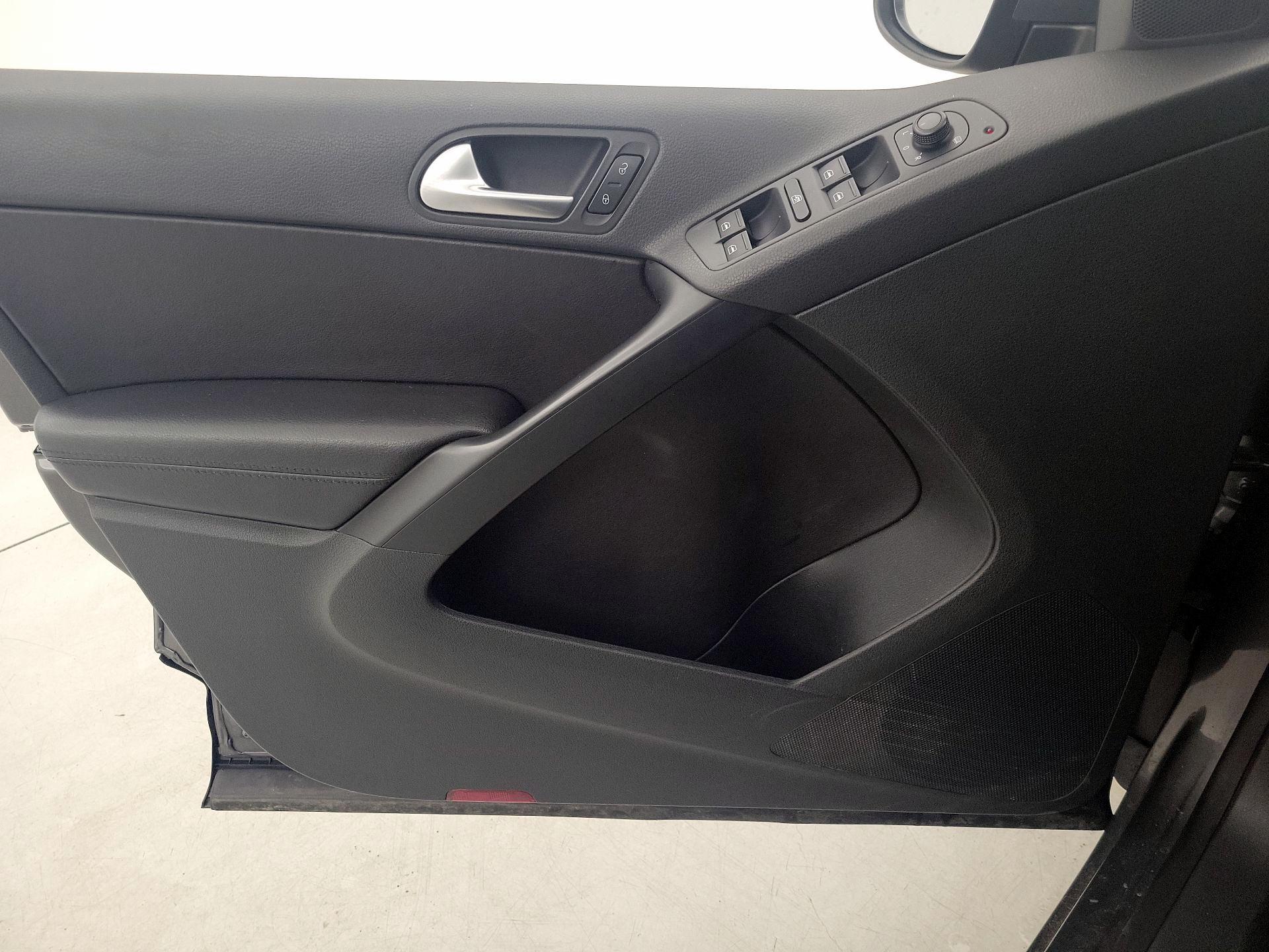 Thumbnail: 2016 Volkswagen Tiguan - 12