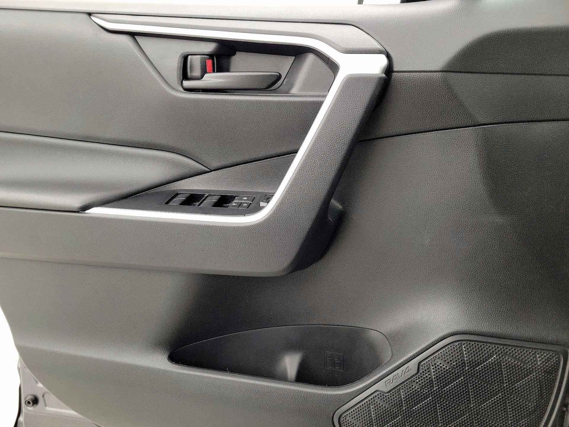 Thumbnail: 2022 Toyota RAV4 - 12