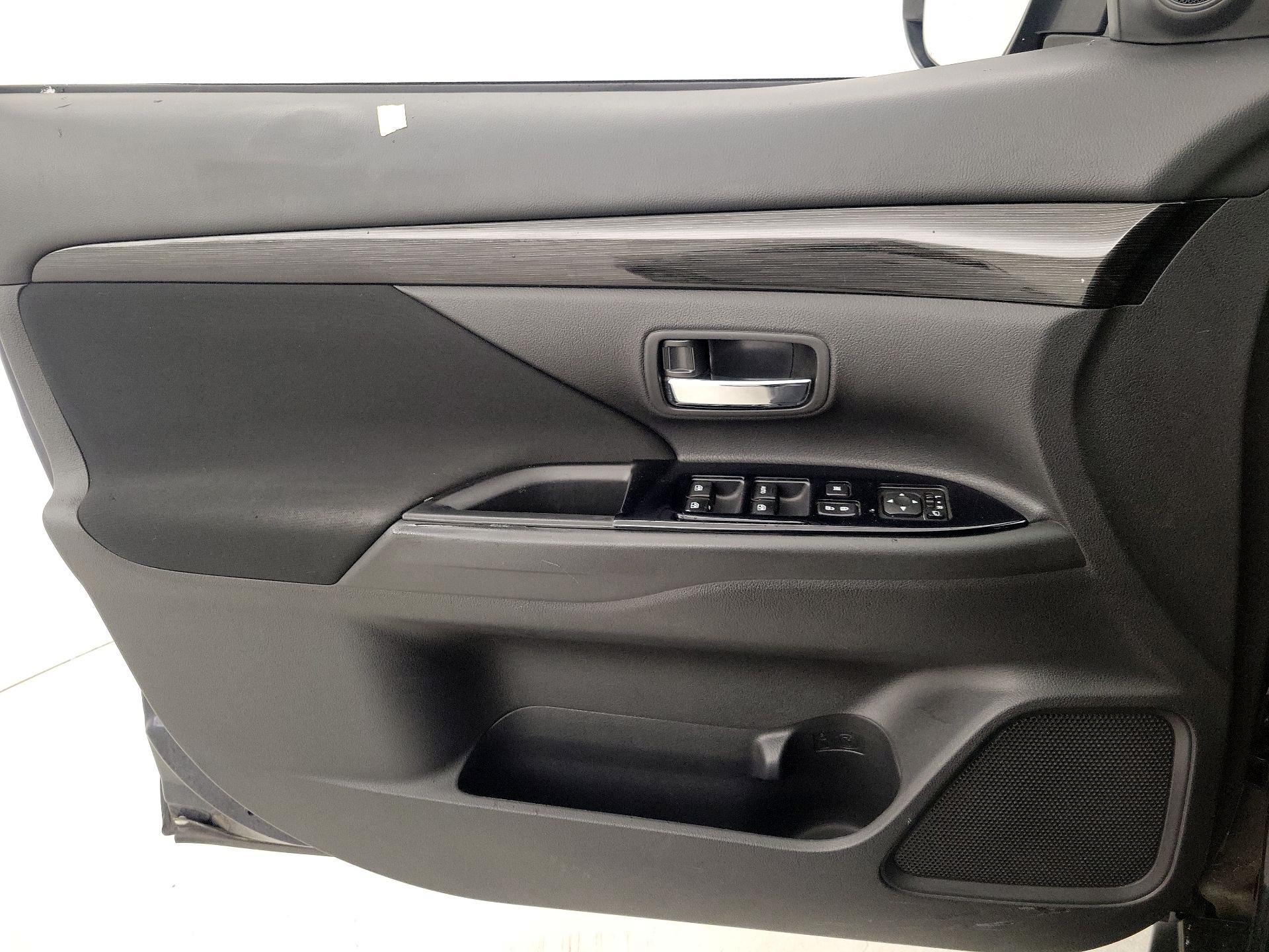 Thumbnail: 2018 Mitsubishi Outlander - 12