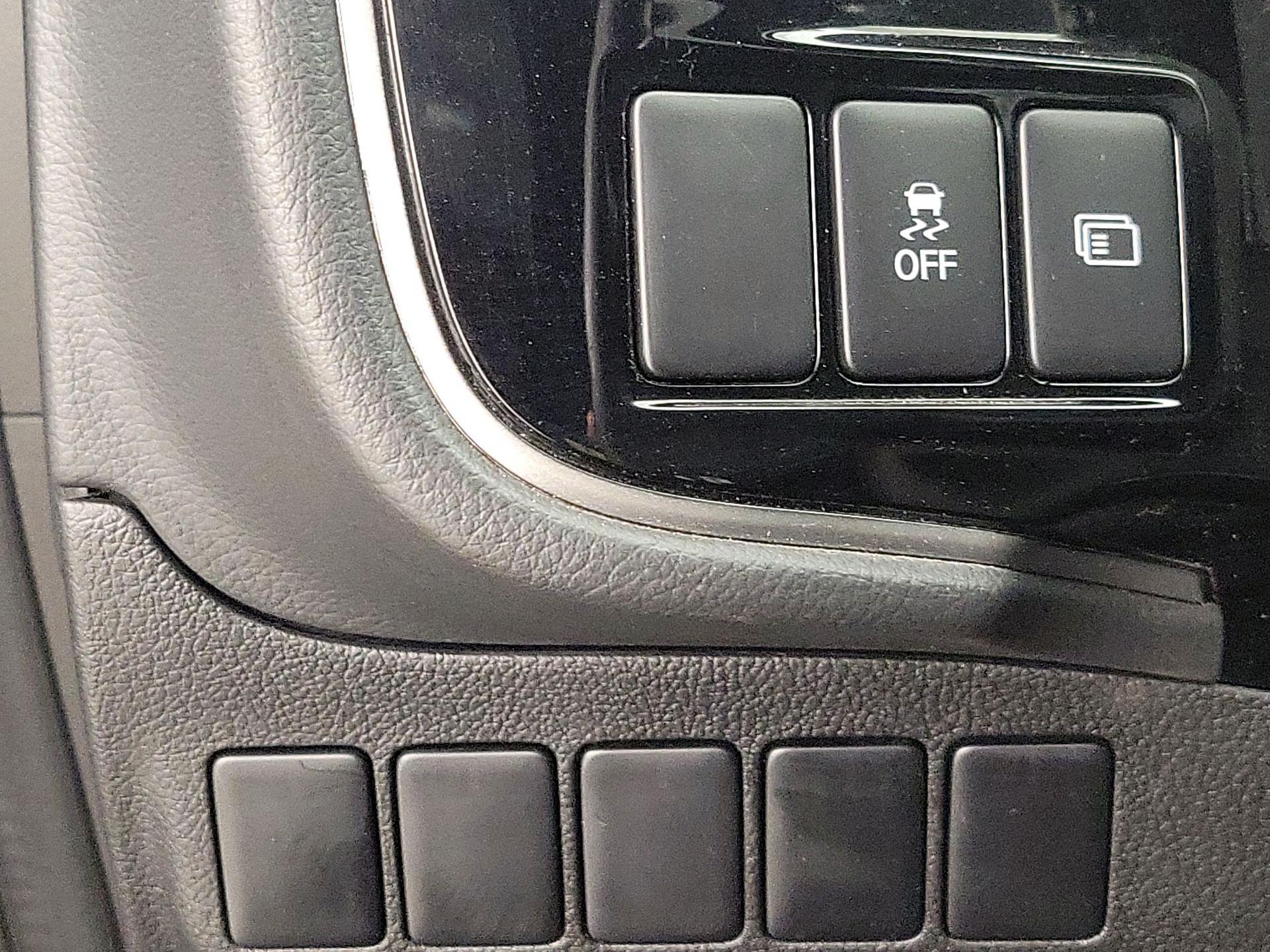 Thumbnail: 2018 Mitsubishi Outlander - 13