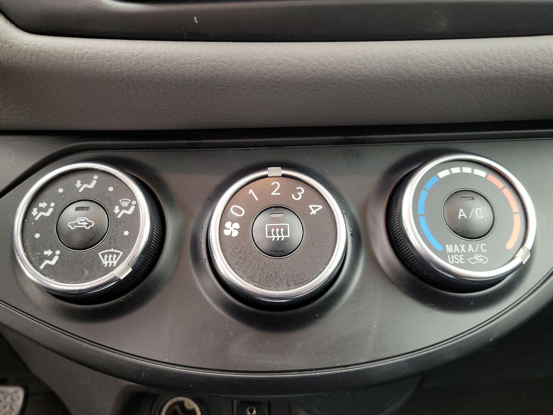 Thumbnail: 2015 Toyota Yaris - 15