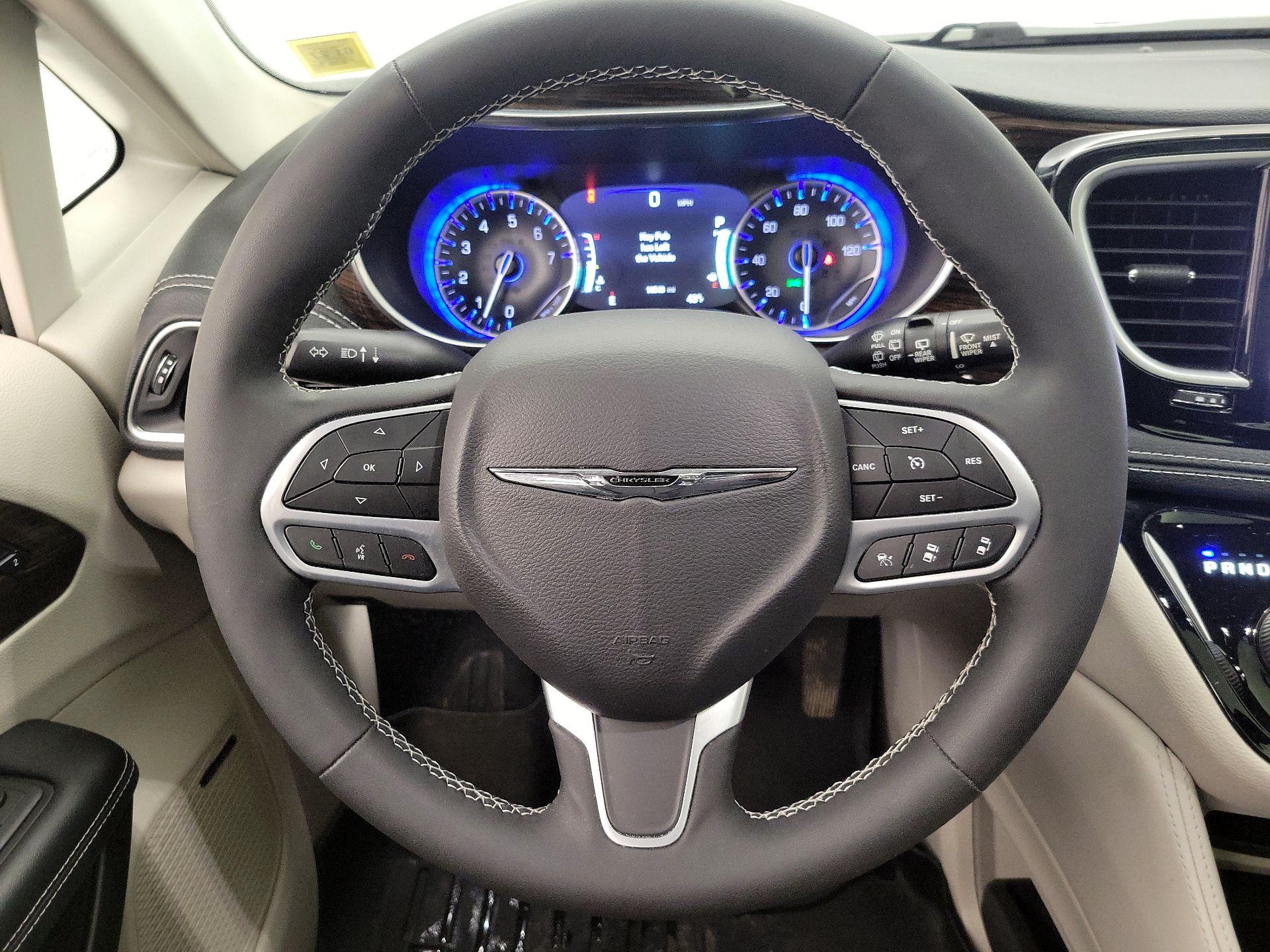 Thumbnail: 2022 Chrysler Pacifica - 10