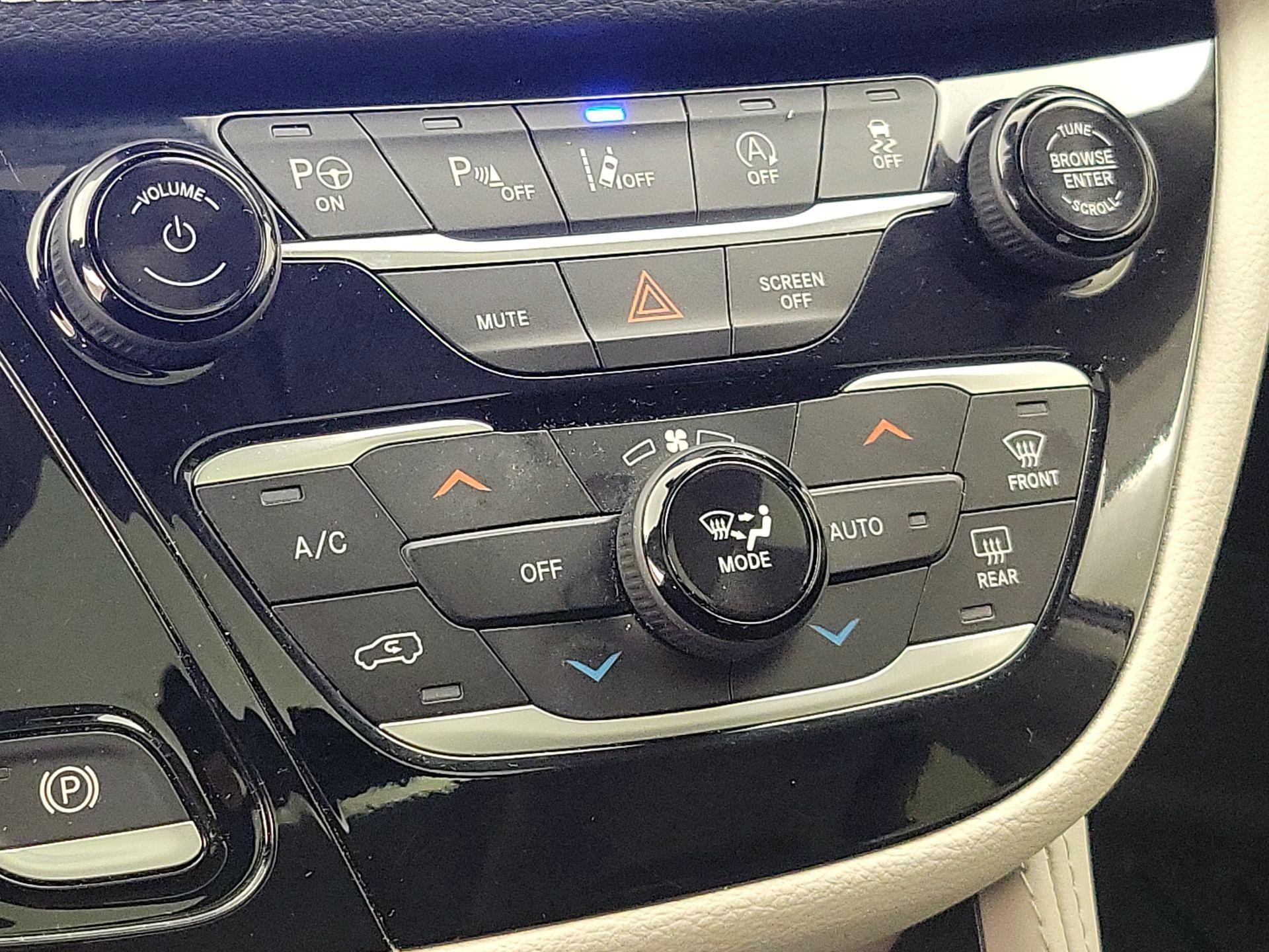 Thumbnail: 2022 Chrysler Pacifica - 17