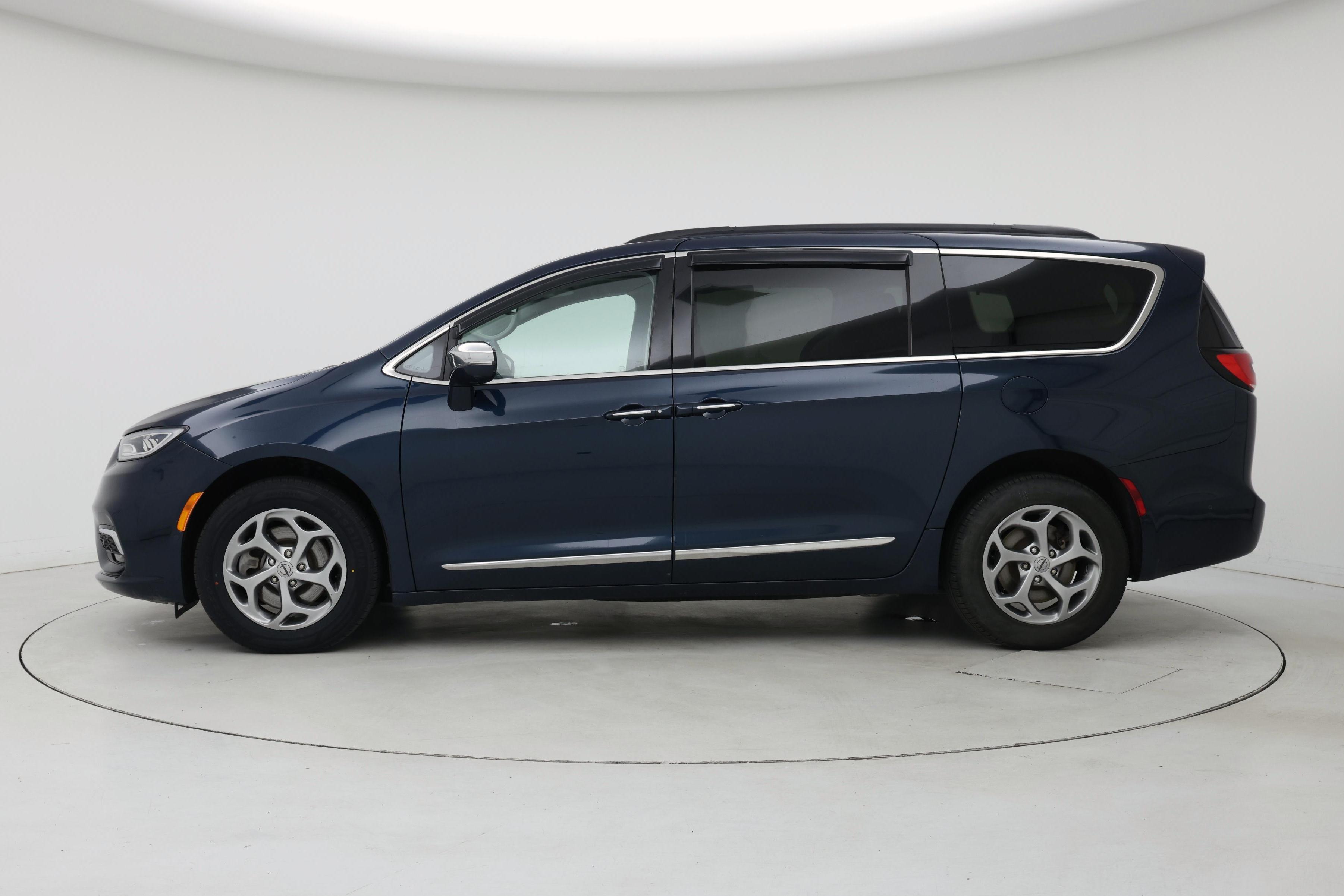 Thumbnail: 2022 Chrysler Pacifica - 3