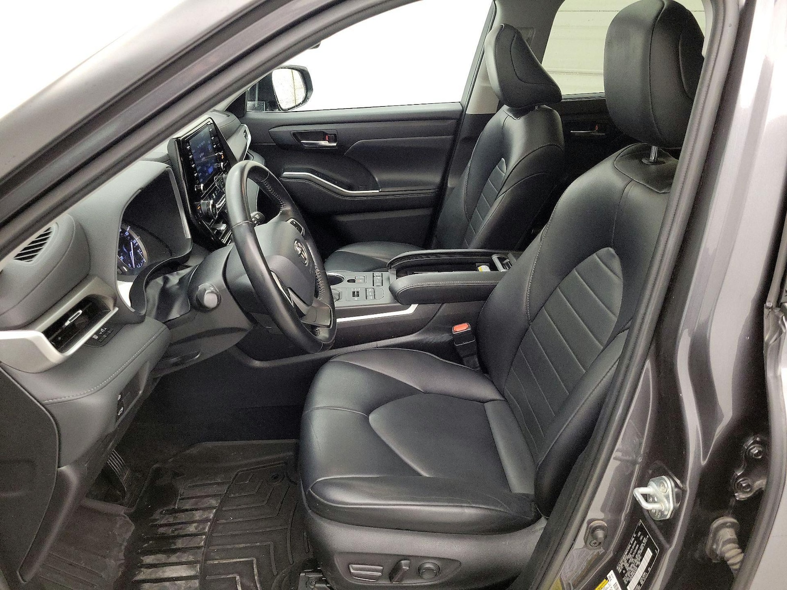 2022 Toyota Highlander XLE - Photo 12