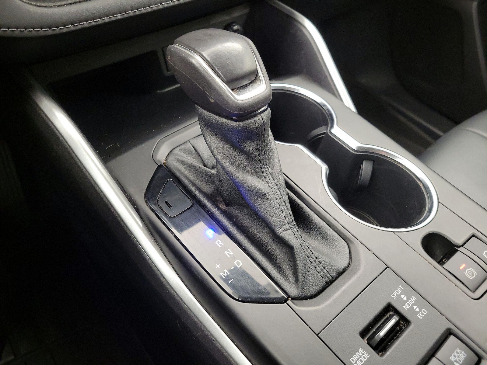 2022 Toyota Highlander XLE - Photo 18