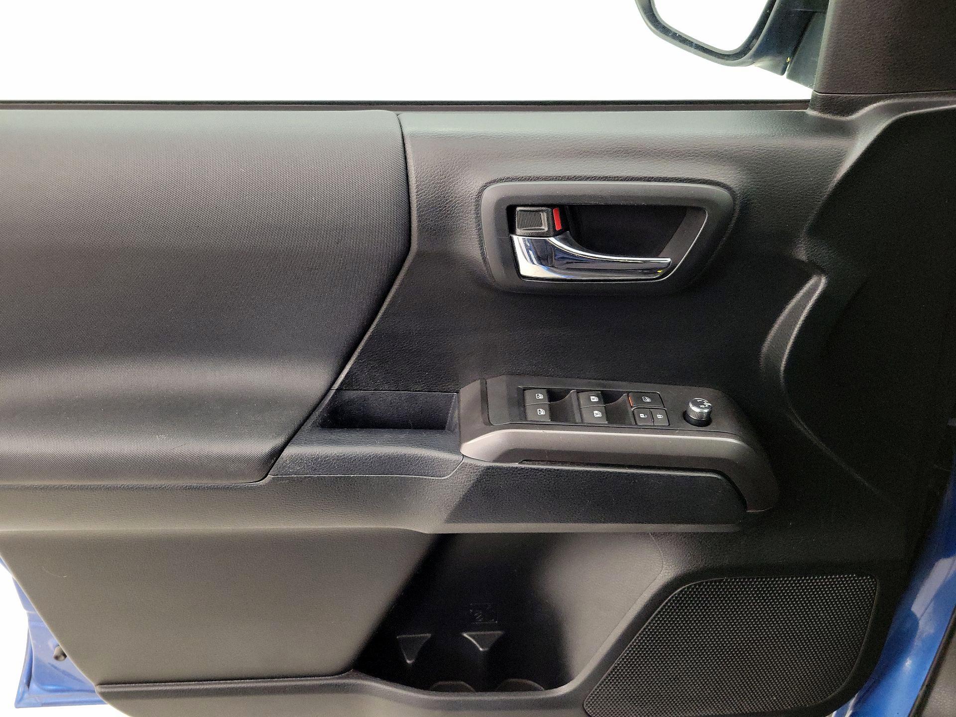 Thumbnail: 2017 Toyota Tacoma - 12