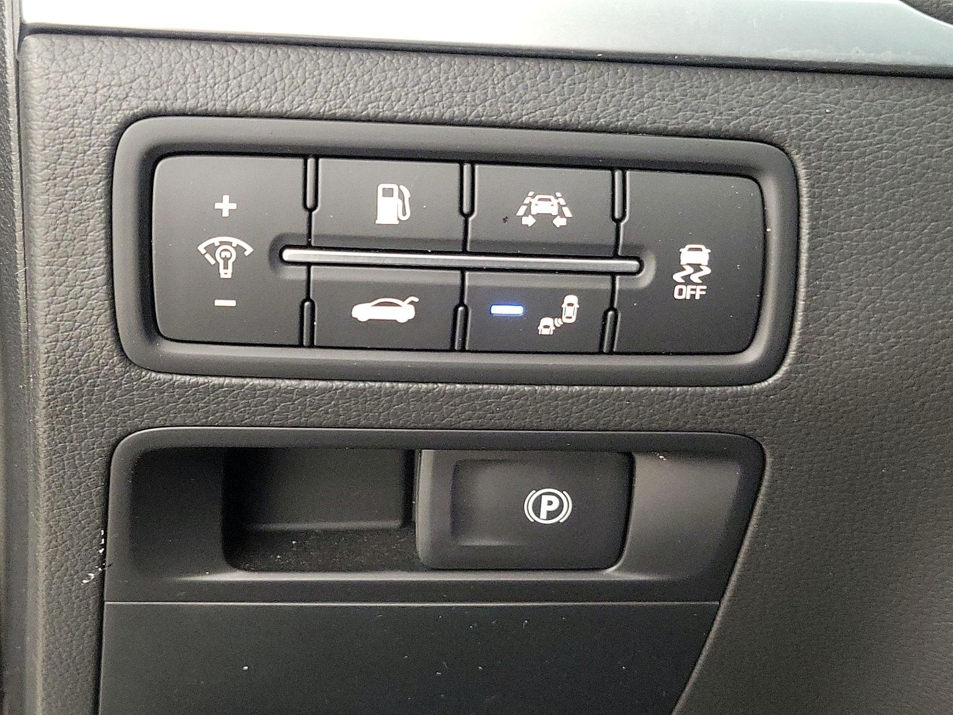 Thumbnail: 2017 Genesis G80 - 13