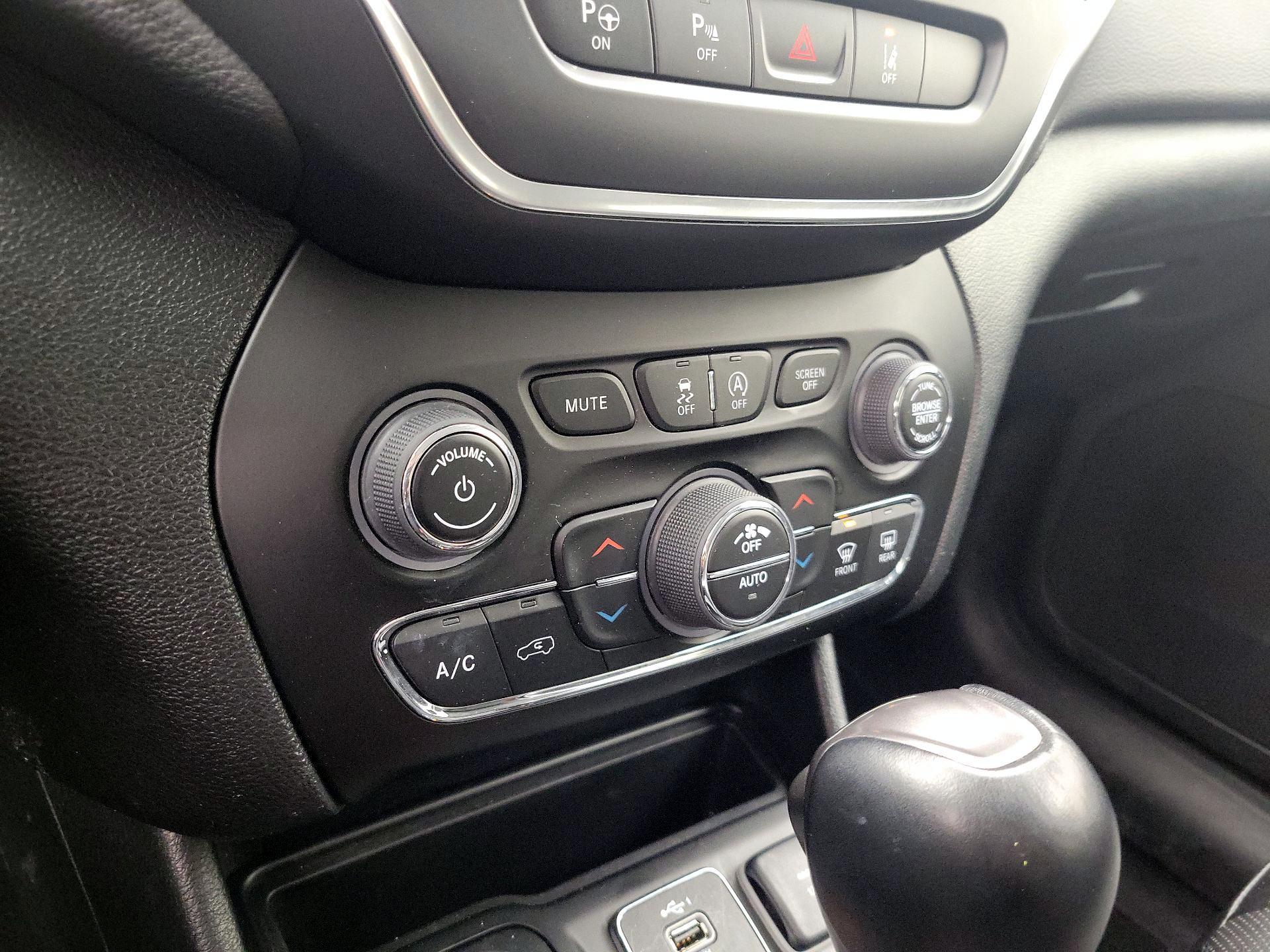 Thumbnail: 2023 Jeep Cherokee - 17