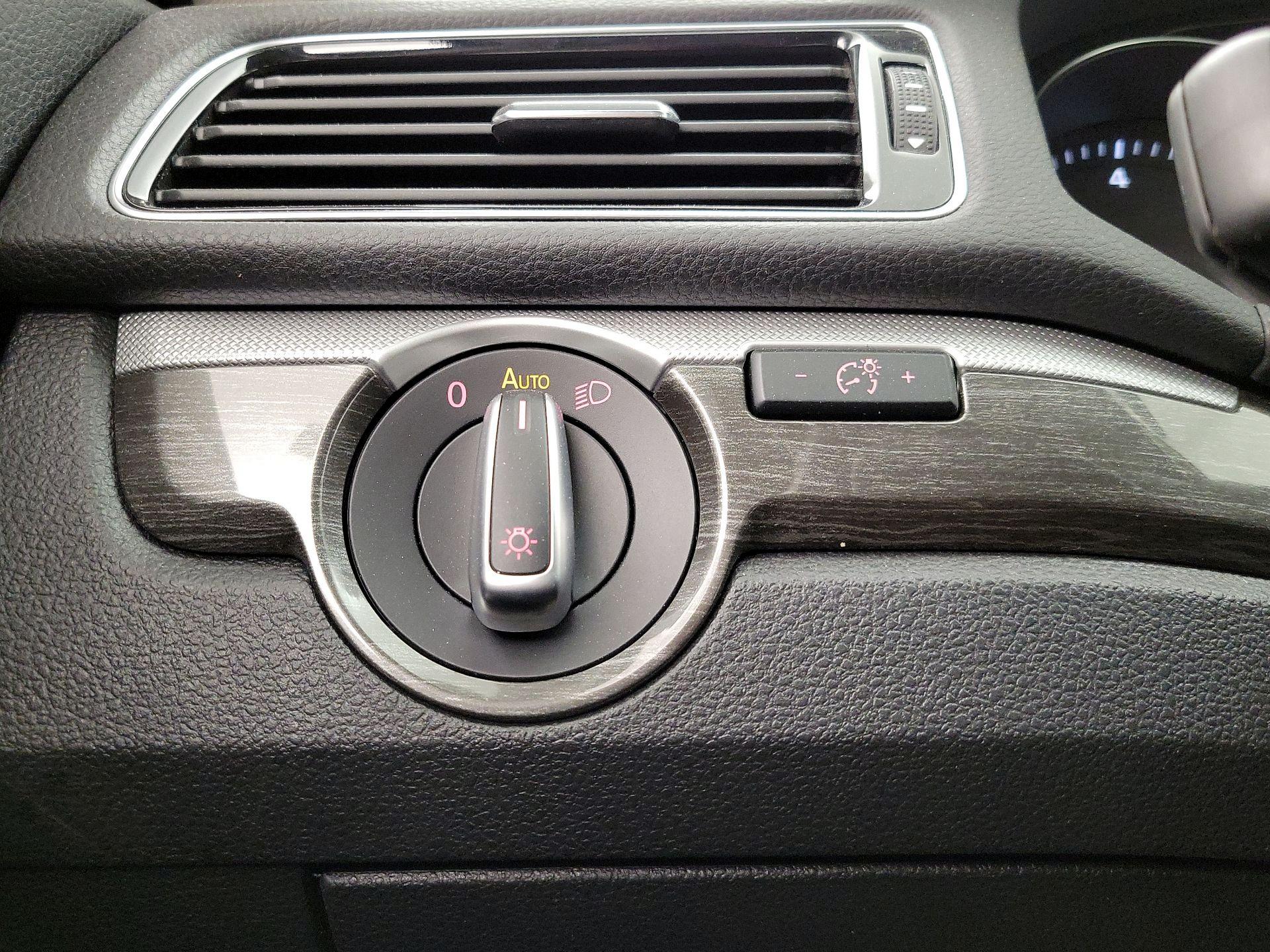 Thumbnail: 2017 Volkswagen Passat - 13