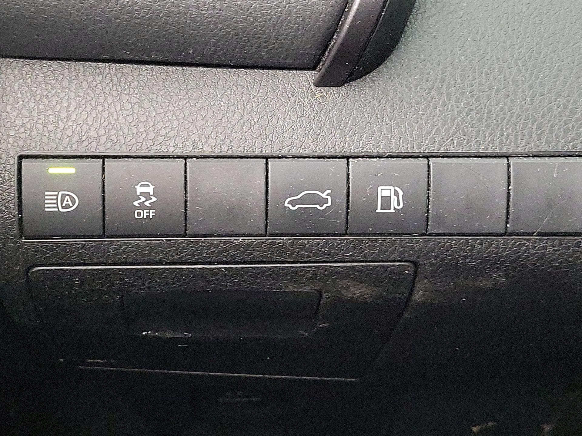 Thumbnail: 2018 Toyota Camry - 13