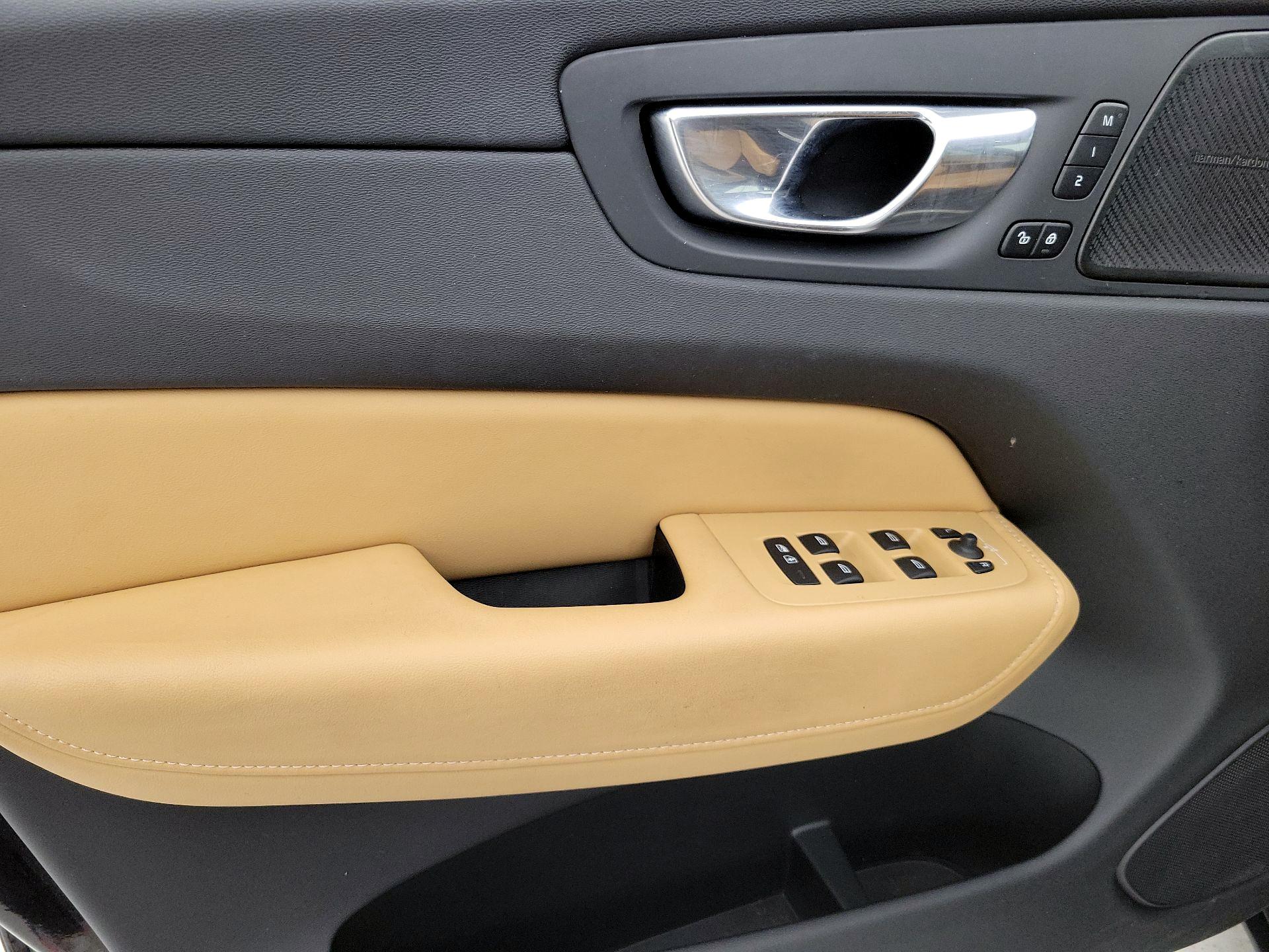 Thumbnail: 2021 Volvo XC60 - 12