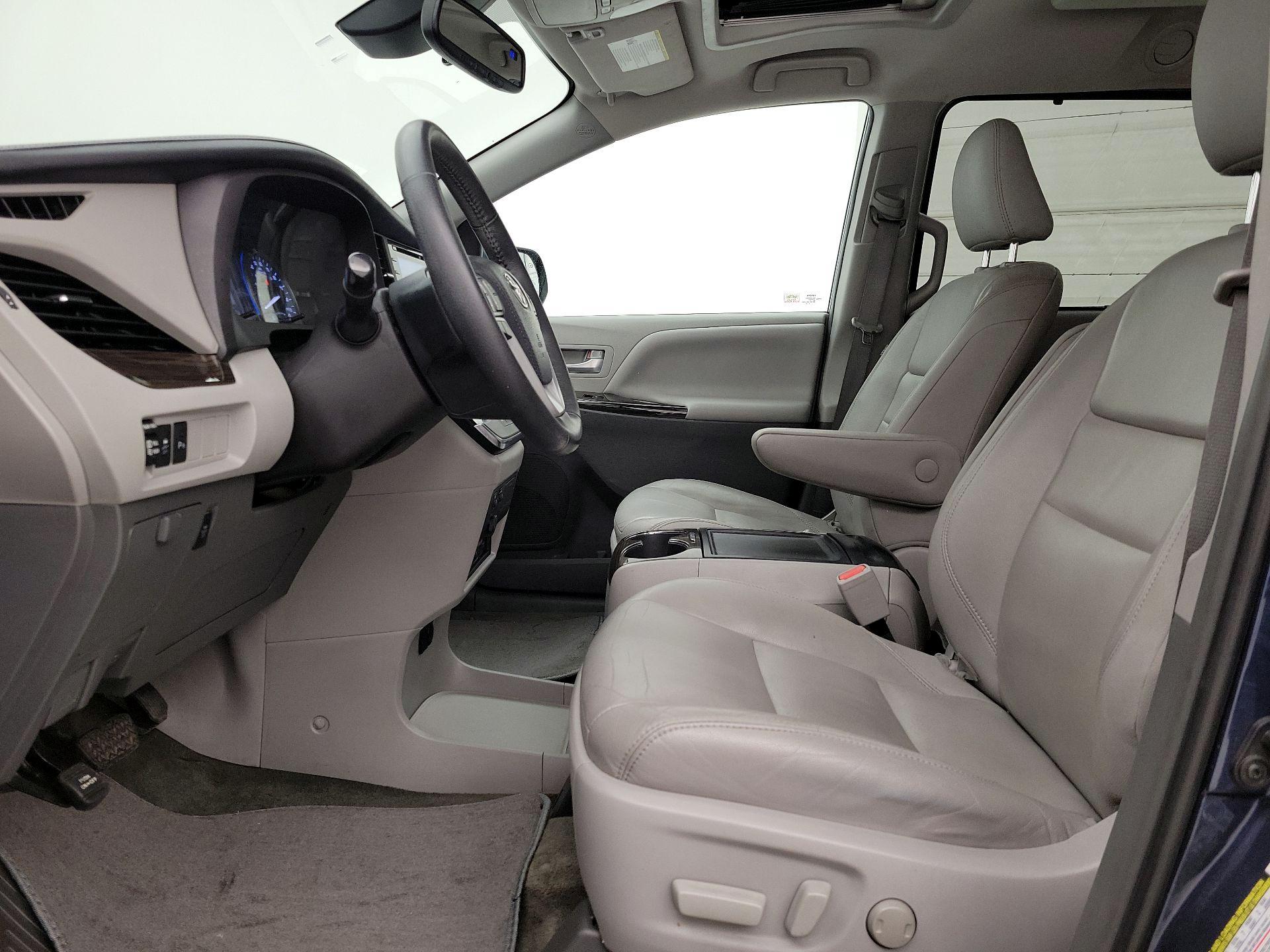 Thumbnail: 2018 Toyota Sienna - 11