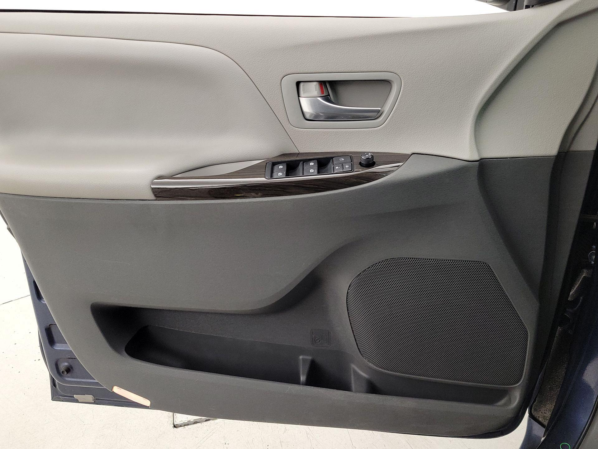 Thumbnail: 2018 Toyota Sienna - 12