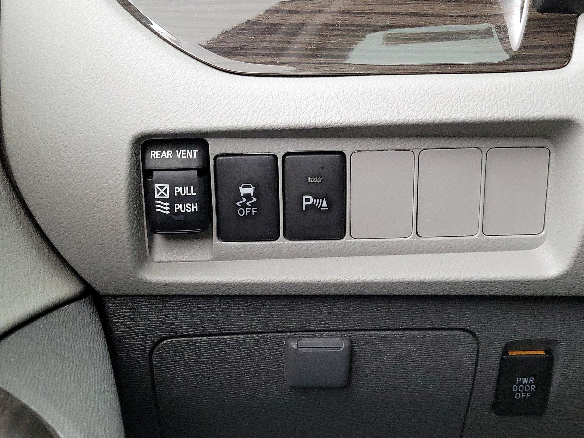 Thumbnail: 2018 Toyota Sienna - 13