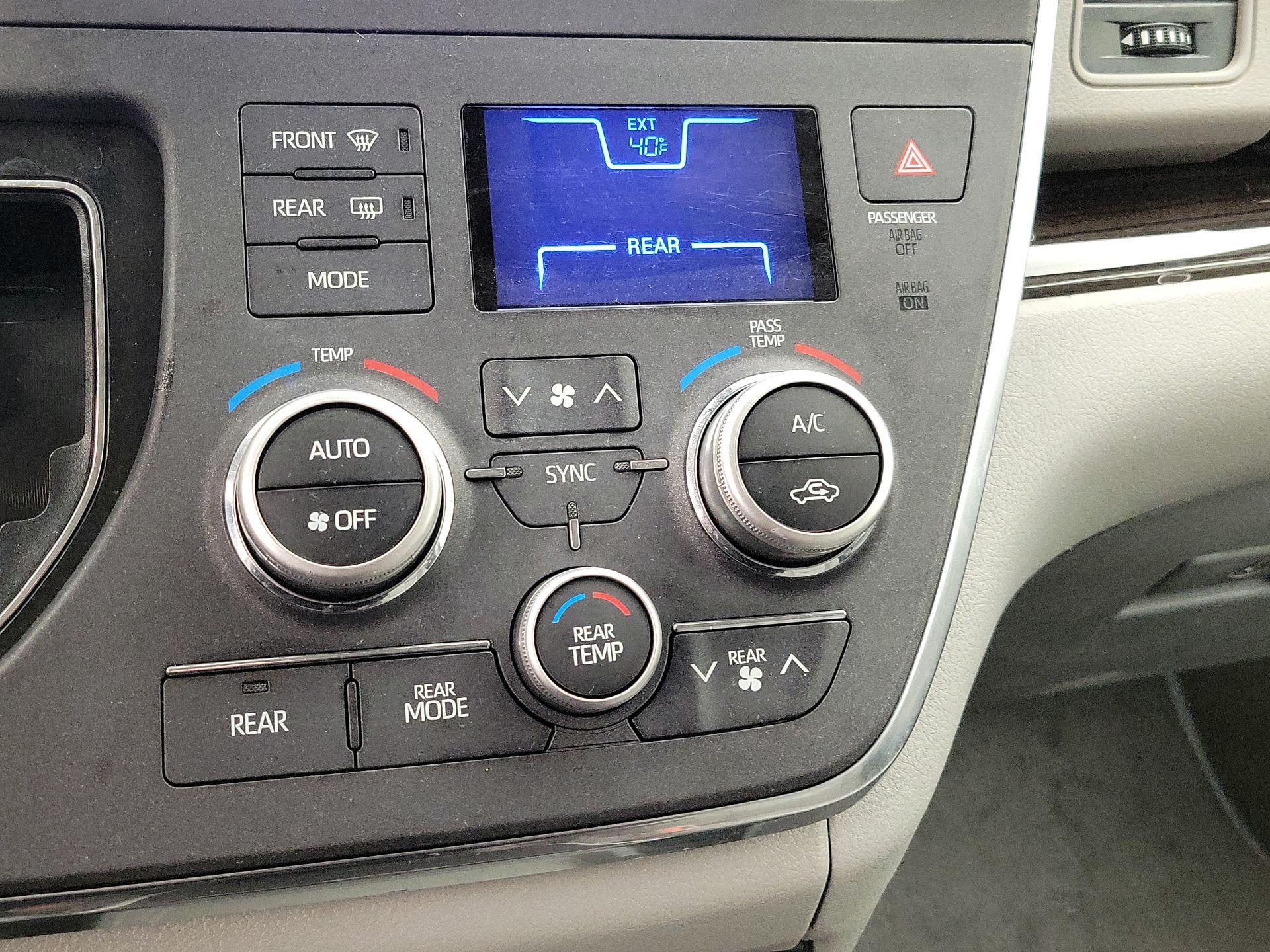 Thumbnail: 2018 Toyota Sienna - 17