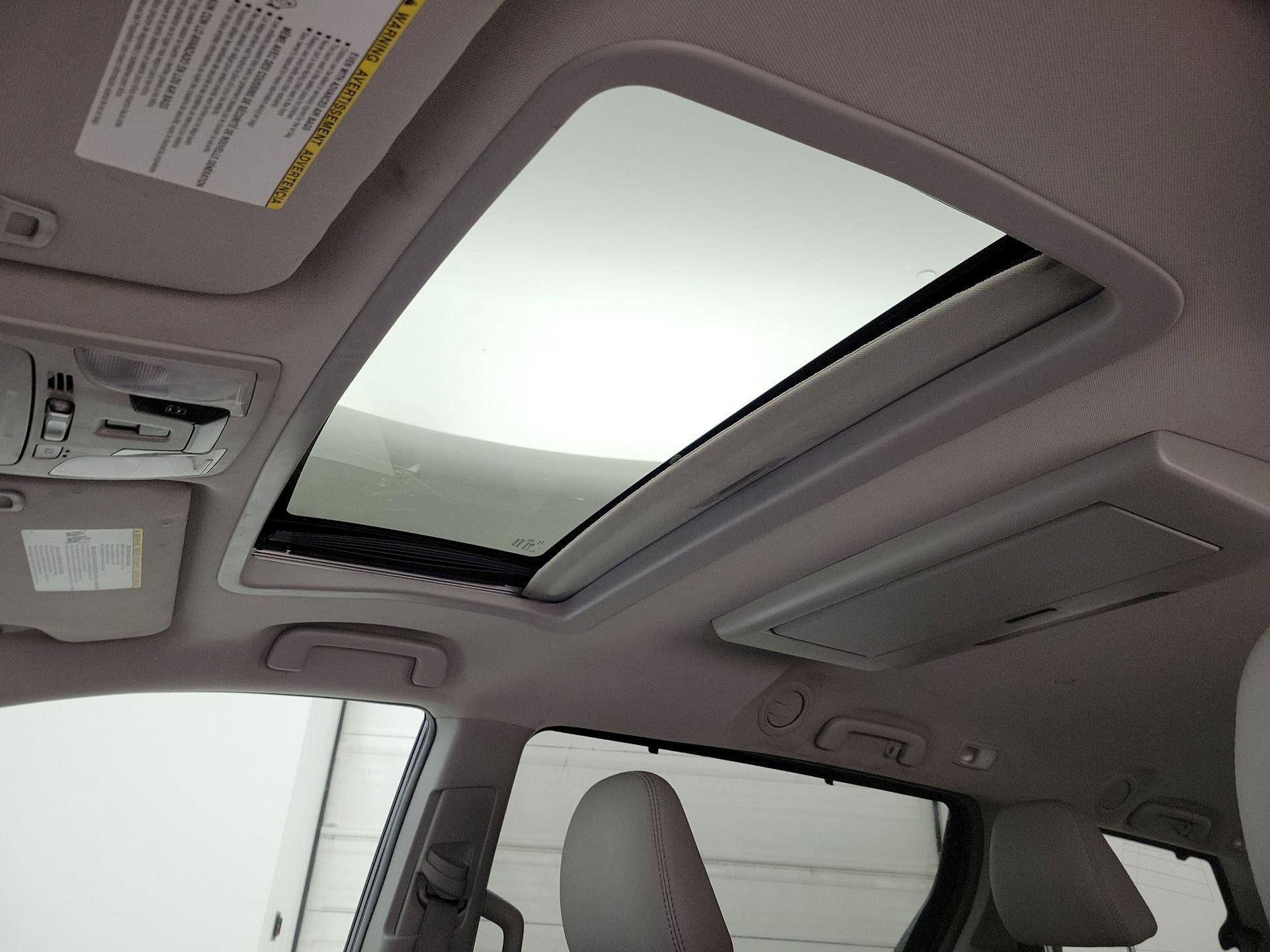 Thumbnail: 2018 Toyota Sienna - 20