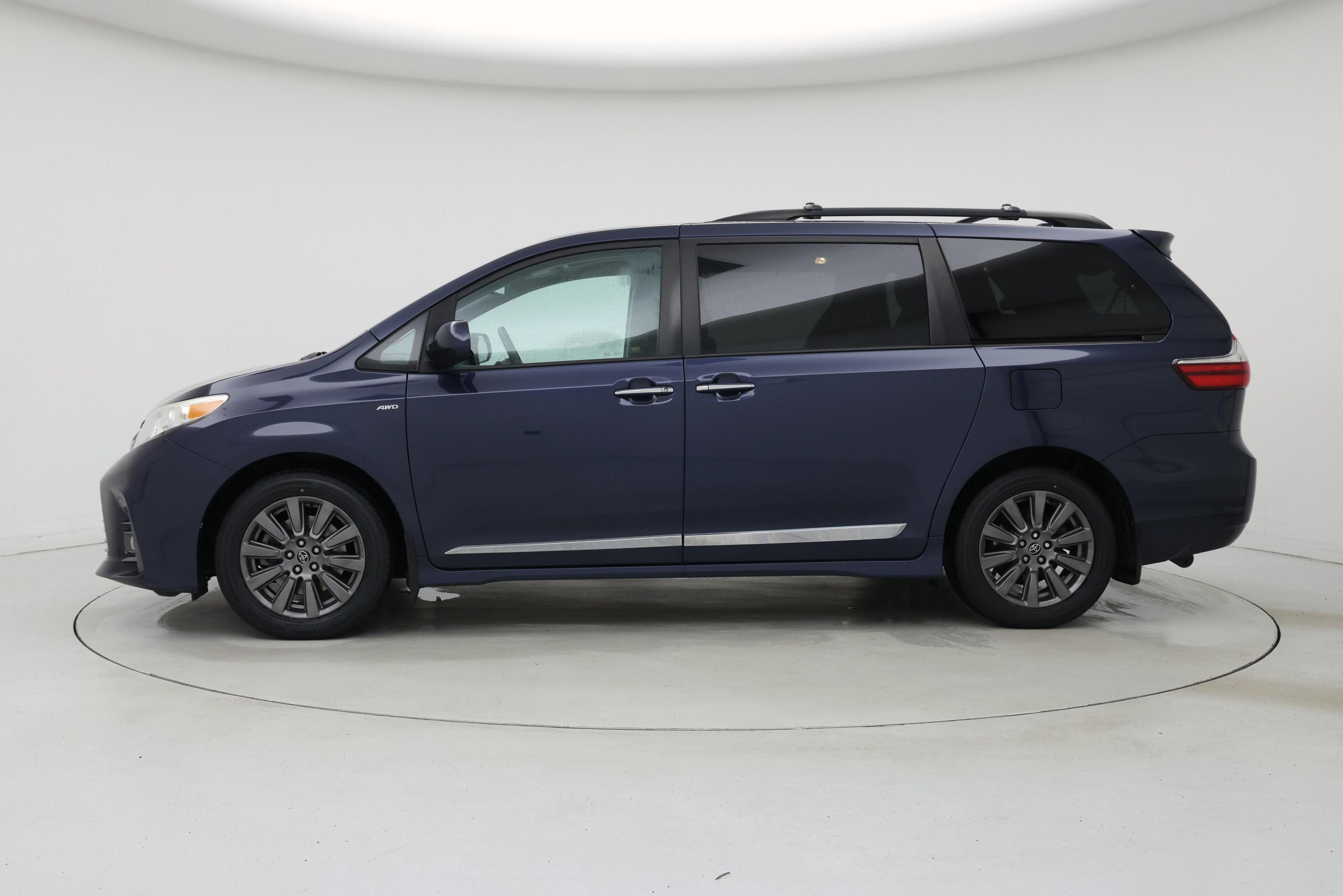 Thumbnail: 2018 Toyota Sienna - 3
