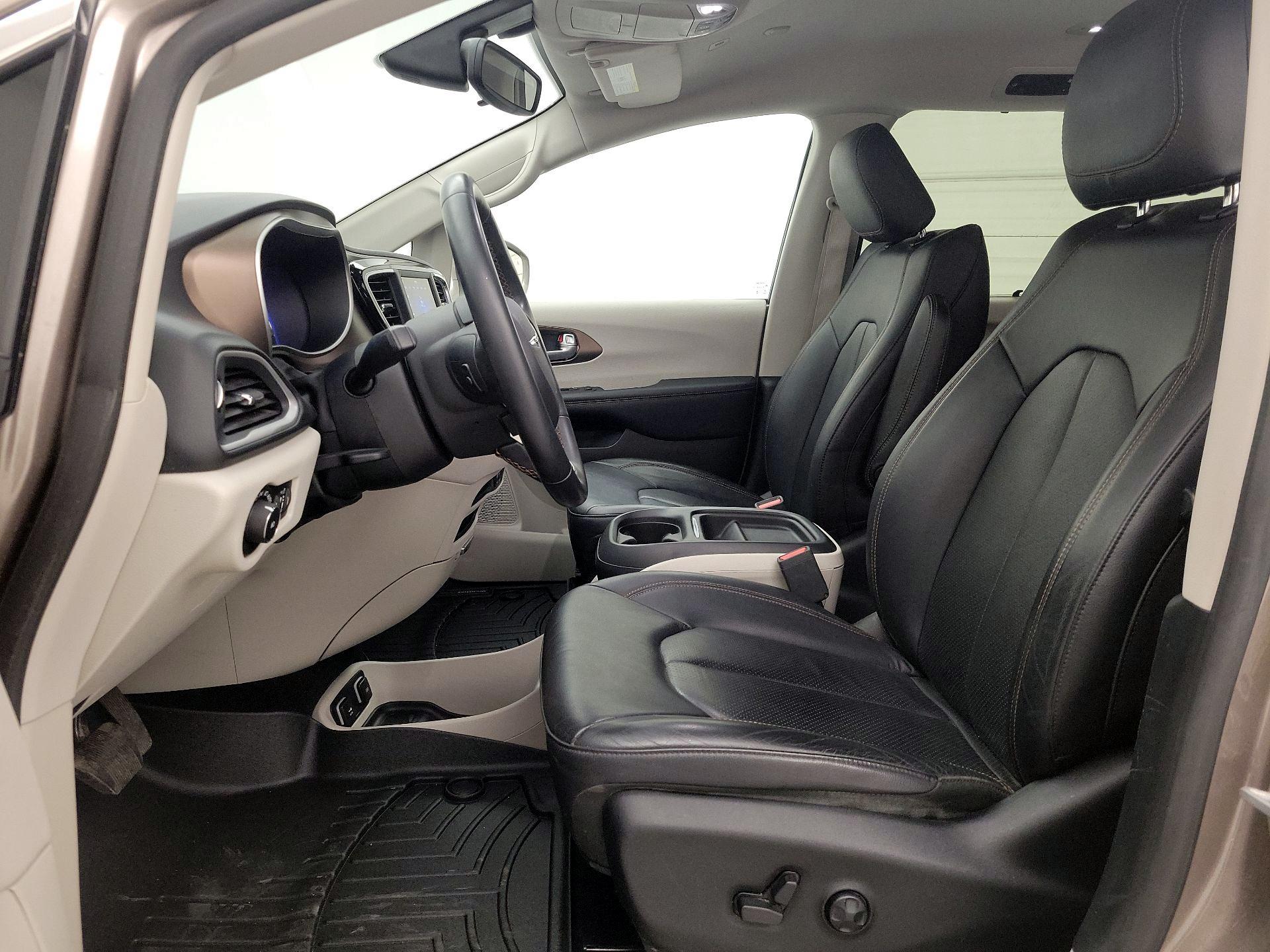 Thumbnail: 2018 Chrysler Pacifica - 11