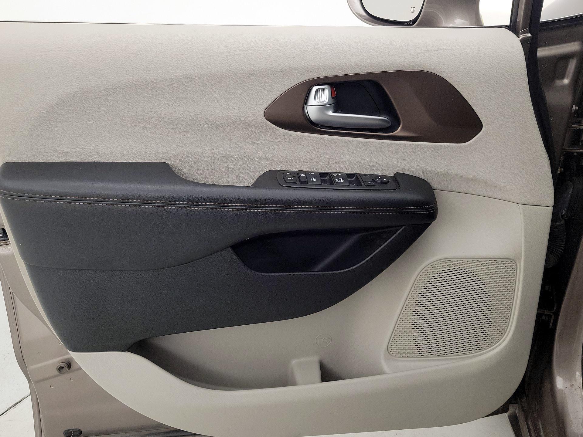 Thumbnail: 2018 Chrysler Pacifica - 12