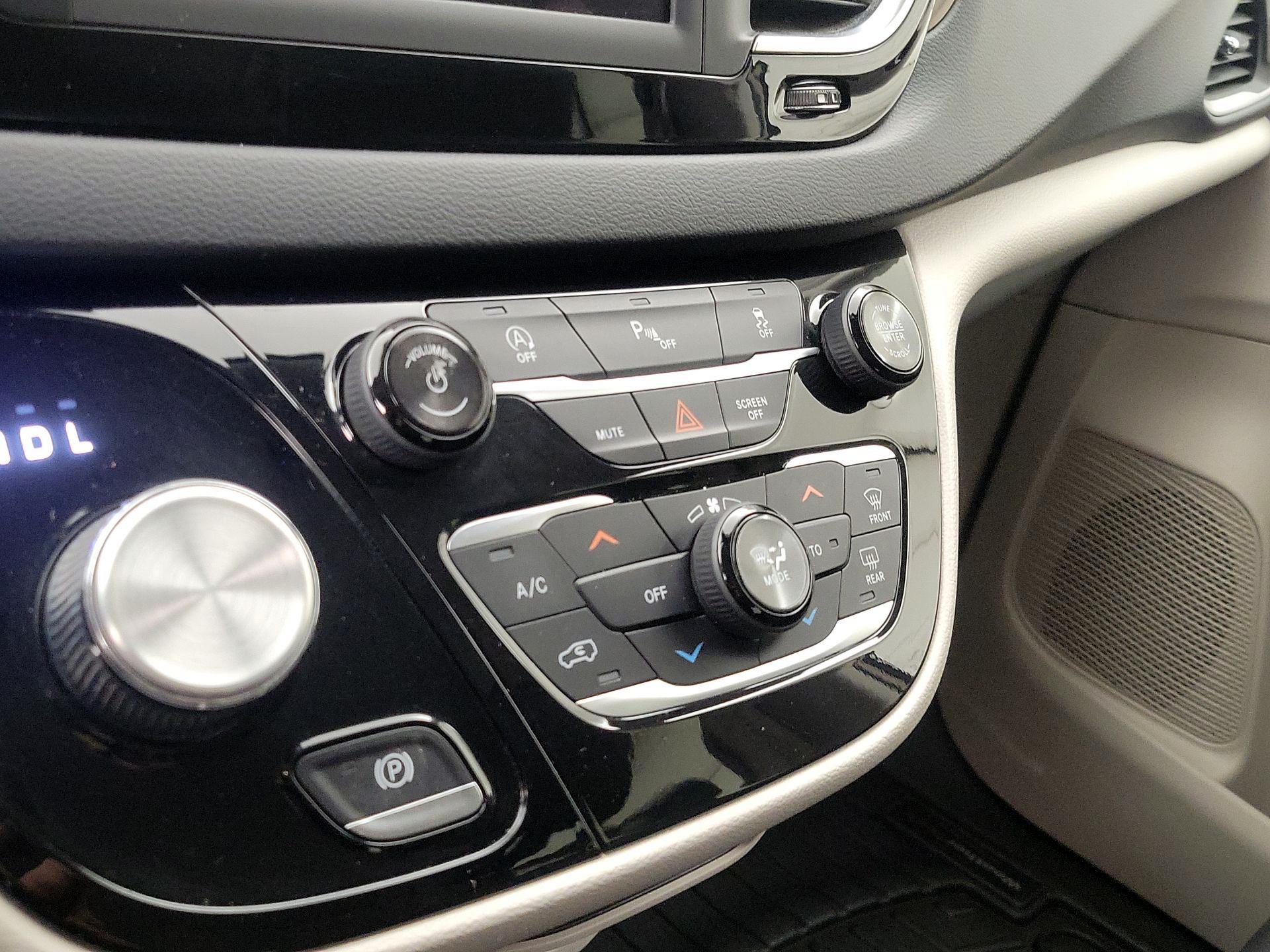 Thumbnail: 2018 Chrysler Pacifica - 16