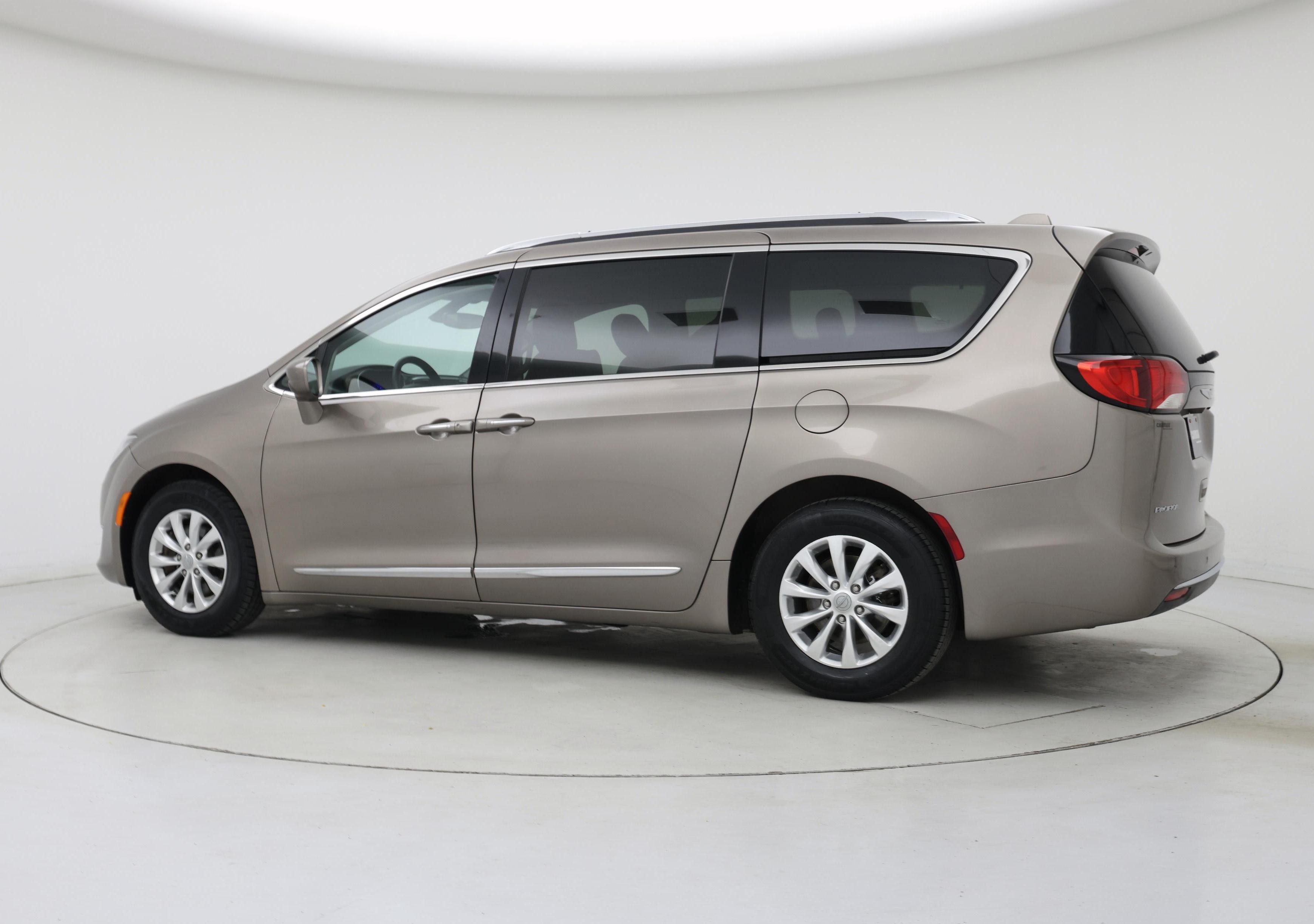 Thumbnail: 2018 Chrysler Pacifica - 3