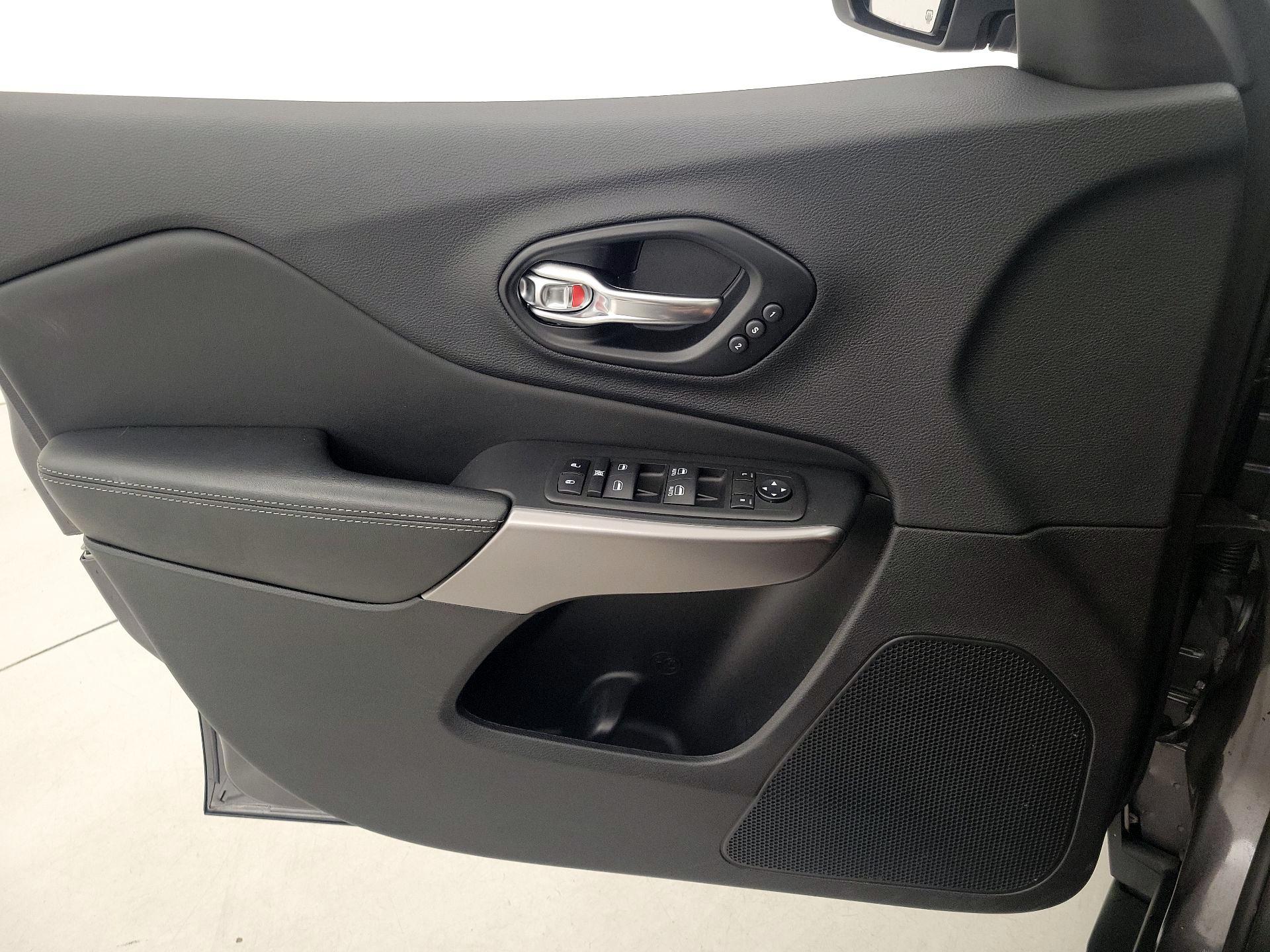 Thumbnail: 2022 Jeep Cherokee - 12