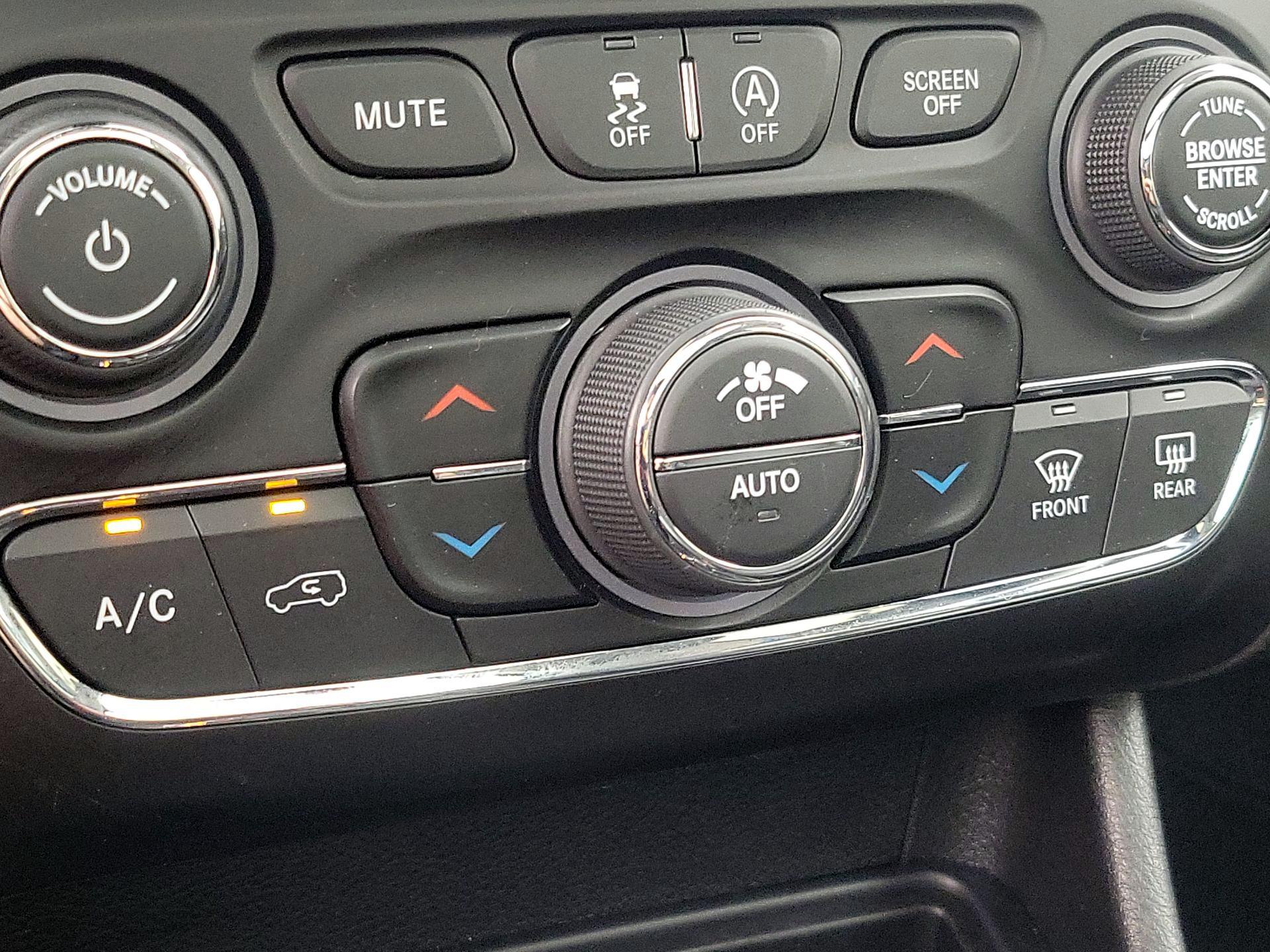 Thumbnail: 2022 Jeep Cherokee - 17