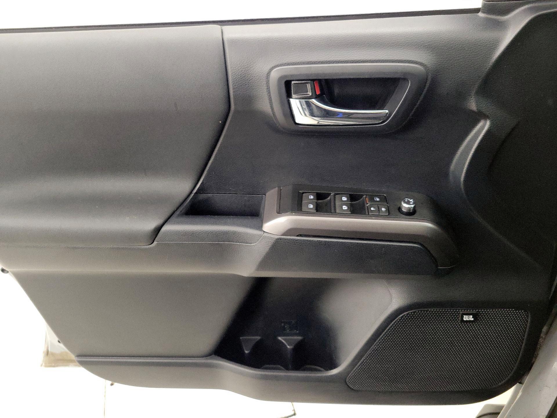 Thumbnail: 2018 Toyota Tacoma - 12