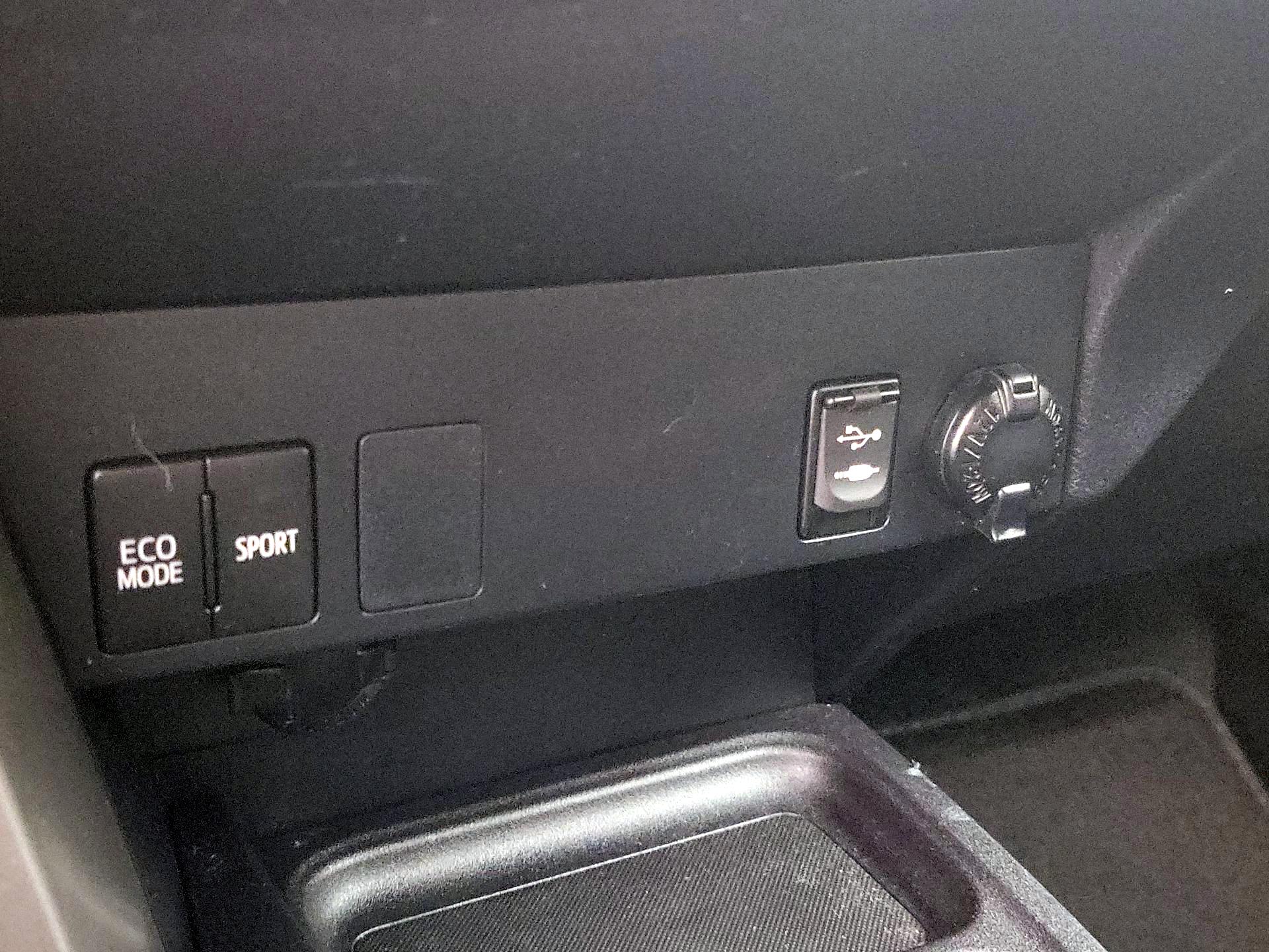 Thumbnail: 2017 Toyota RAV4 - 18