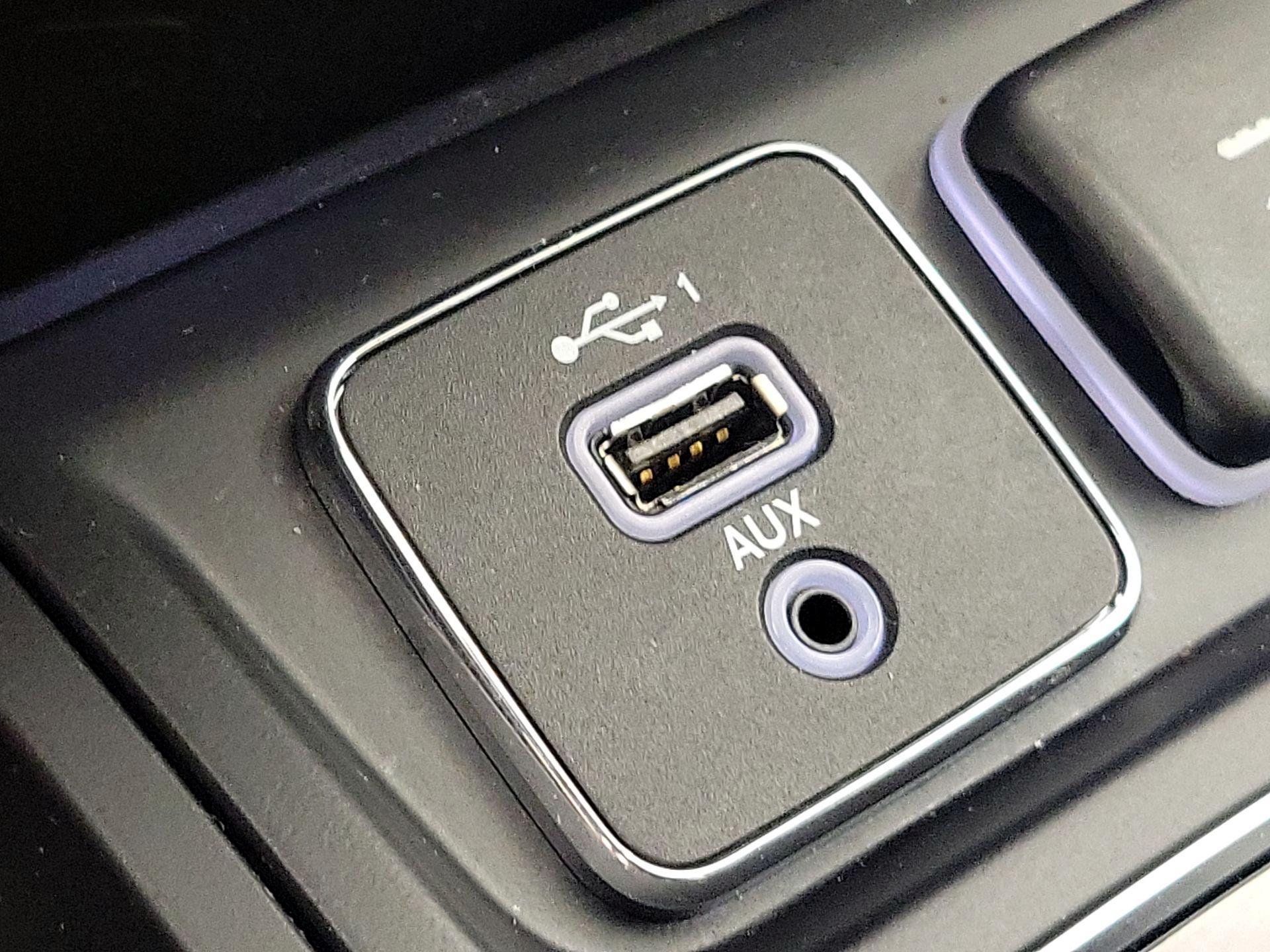 Thumbnail: 2019 Jeep Cherokee - 18