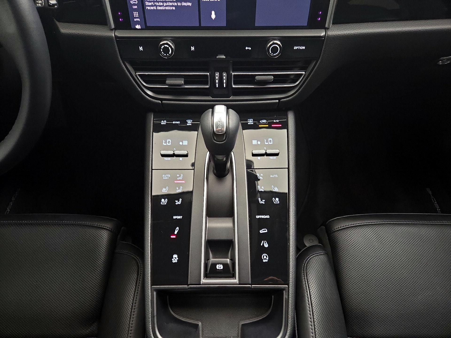 Thumbnail: 2022 Porsche Macan - 16