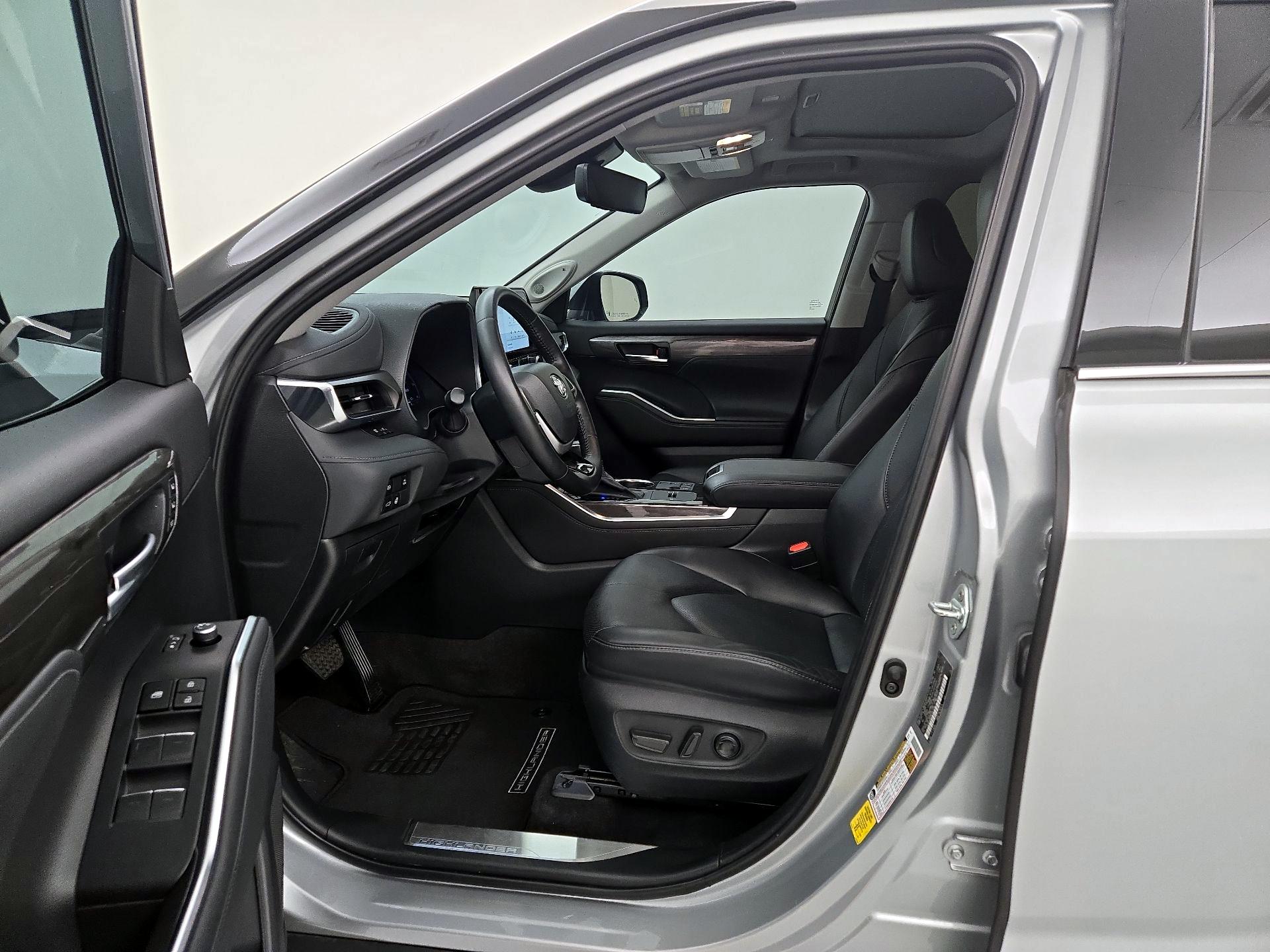 Thumbnail: 2023 Toyota Highlander - 9