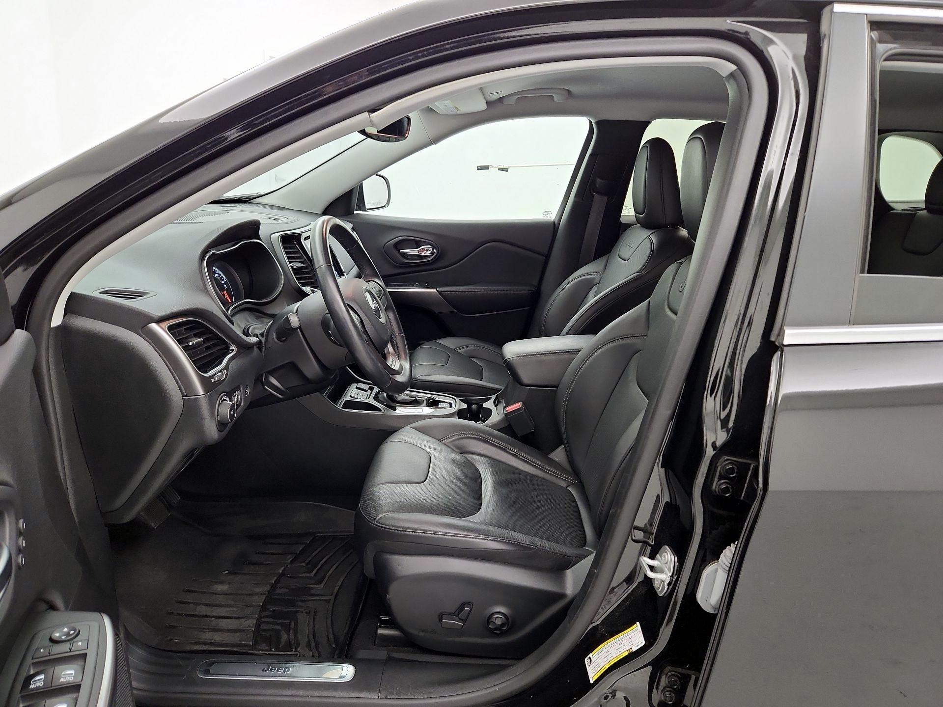 Thumbnail: 2019 Jeep Cherokee - 11
