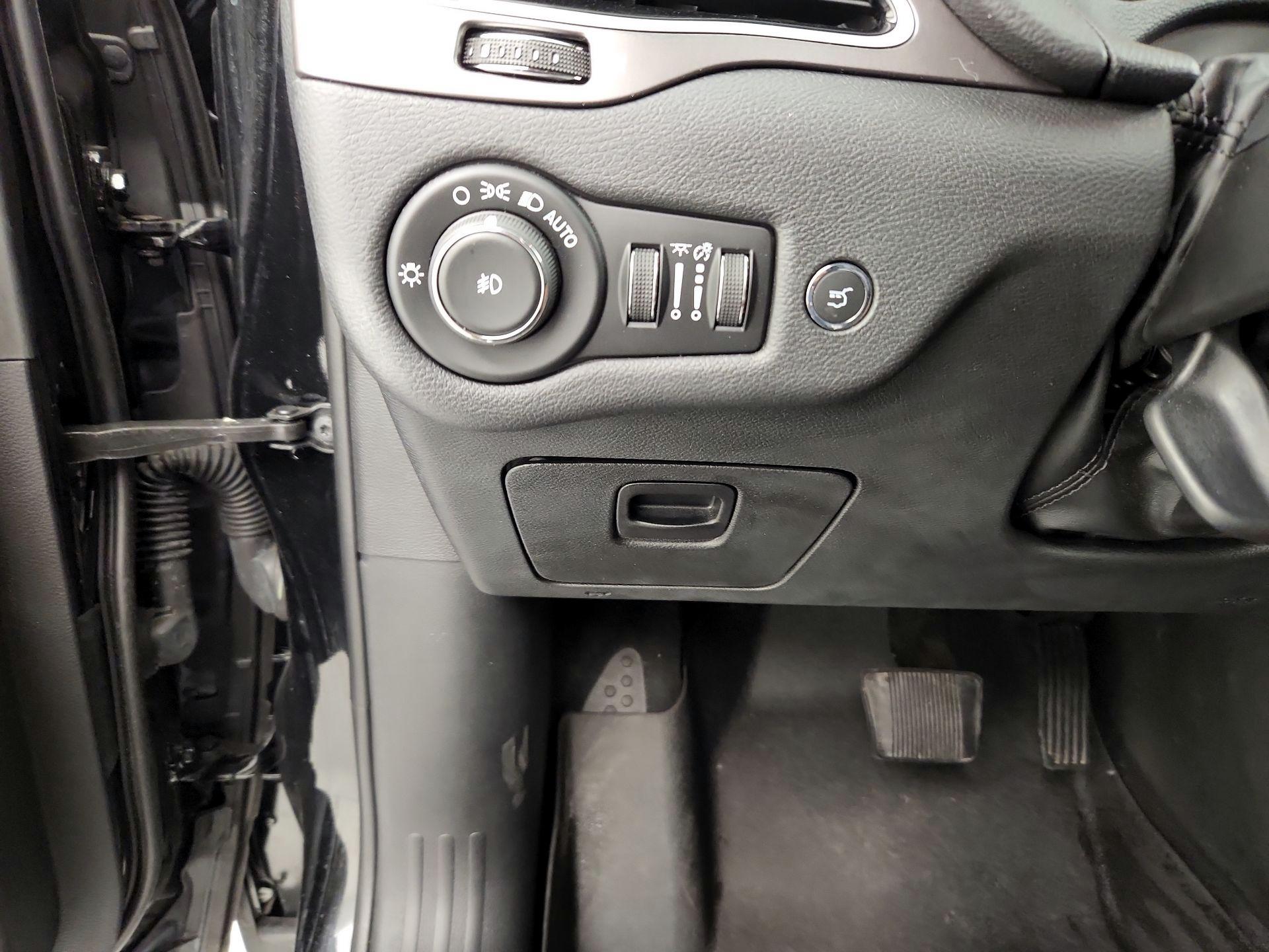 Thumbnail: 2019 Jeep Cherokee - 13