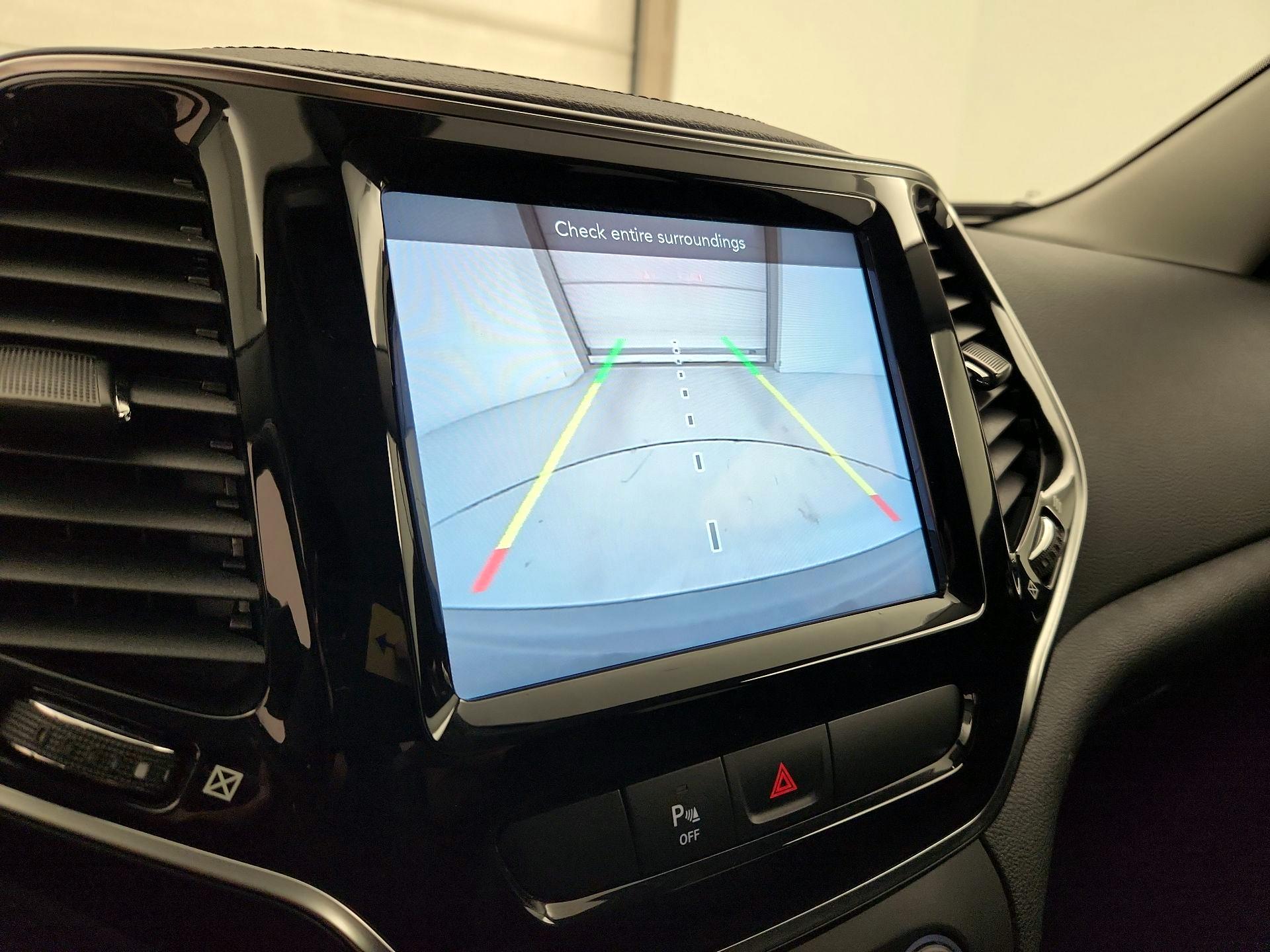 Thumbnail: 2019 Jeep Cherokee - 14